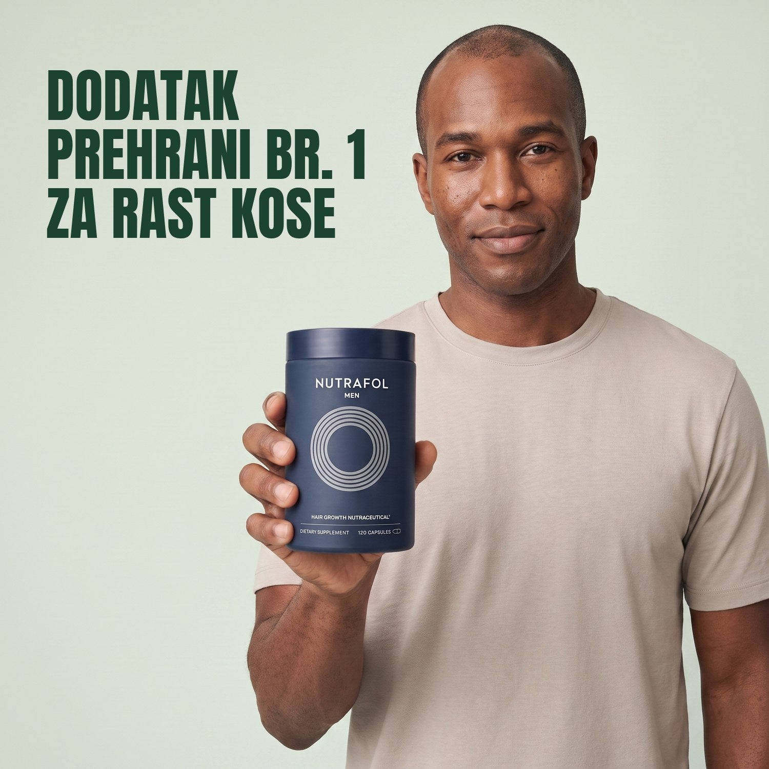 Muškarac drži kutiju dodatka prehrani Nutrafol for Men na zelenoj pozadini