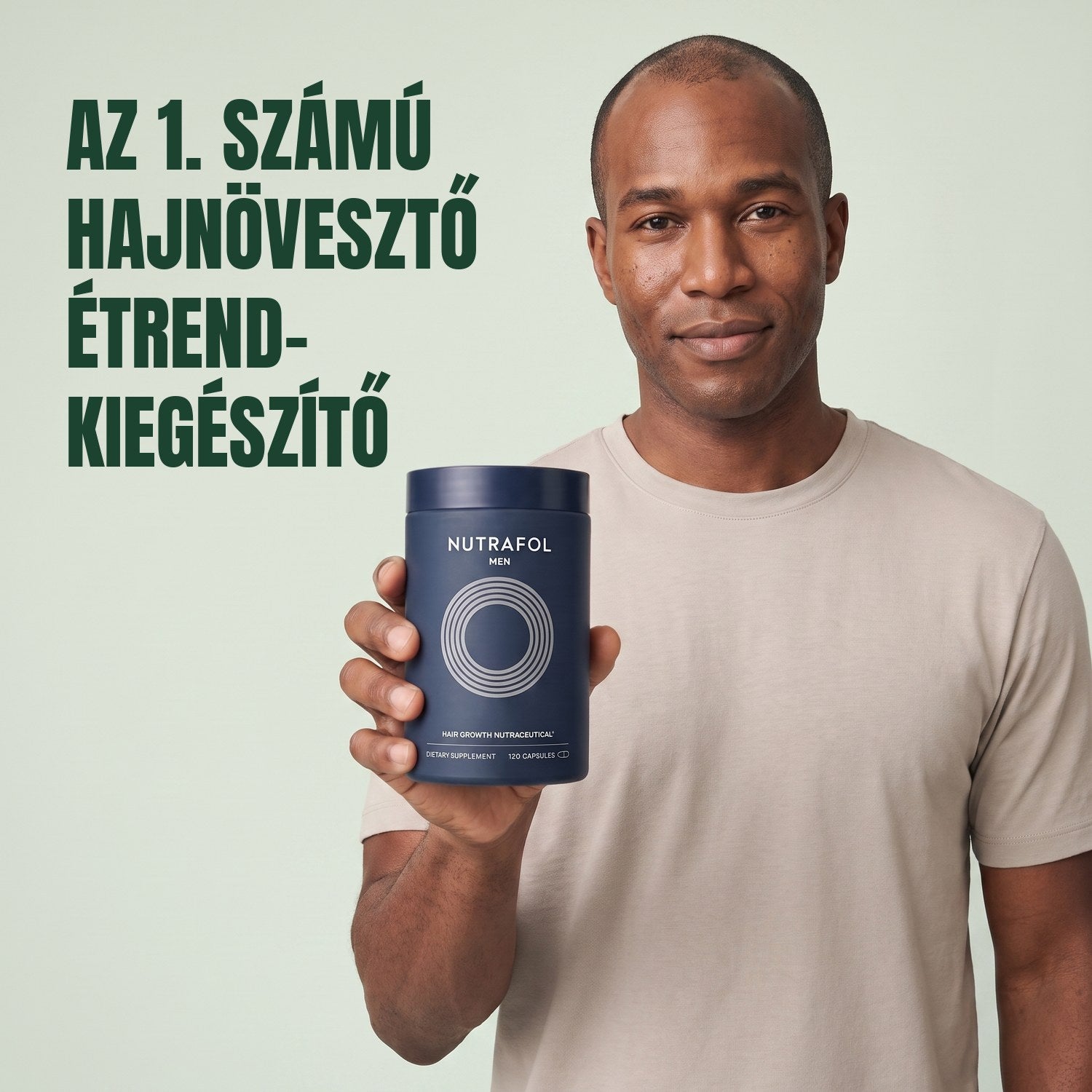 Férfi tartja a Nutrafol for Men étrend-kiegészítő dobozát, zöld háttér előtt