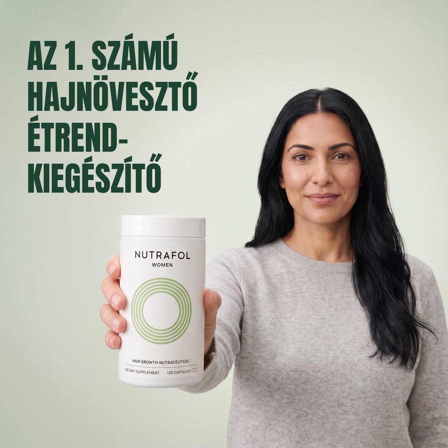 Nő tartja a Nutrafol for Women 18-44 étrend-kiegészítő dobozát, zöld háttér előtt