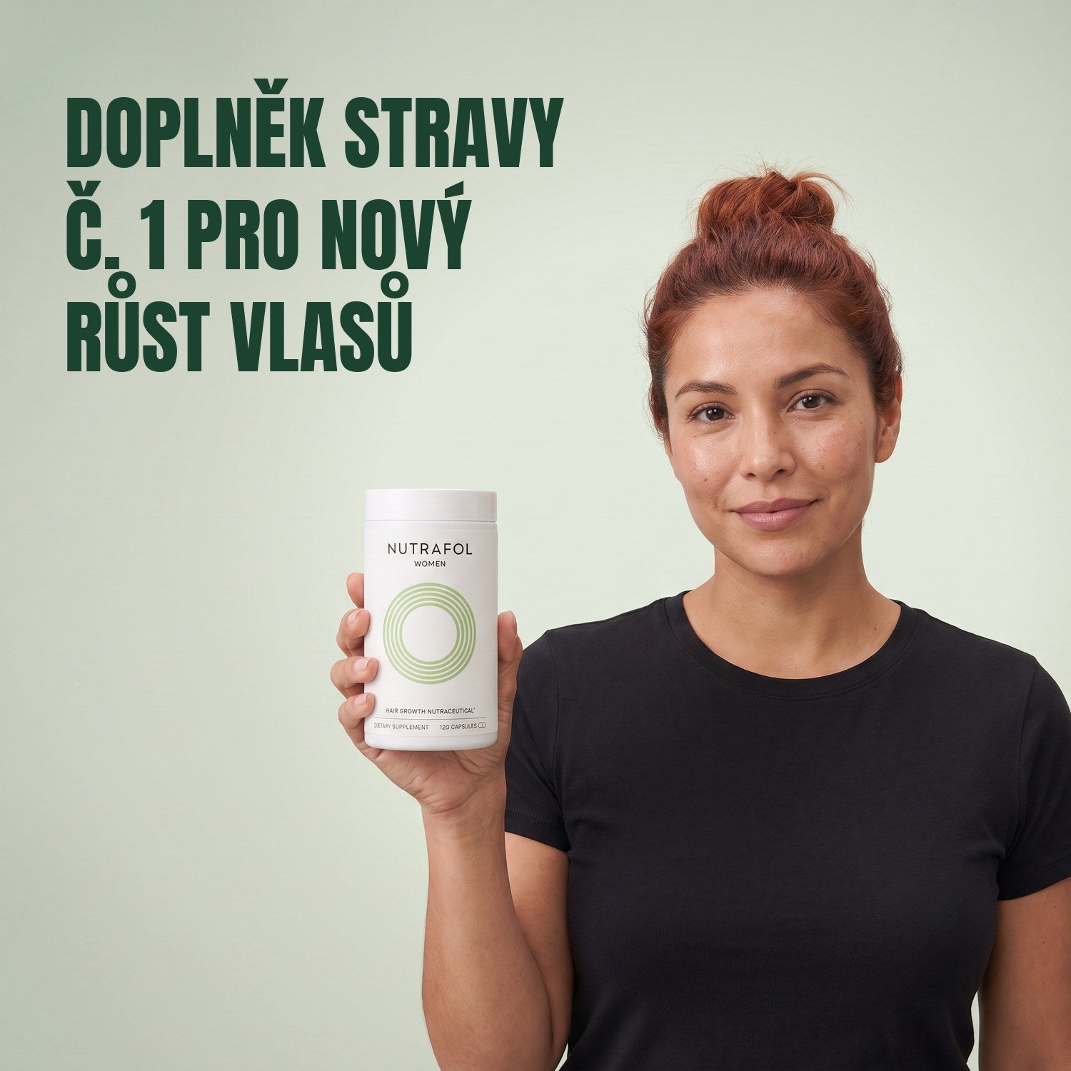 Žena drží krabičku doplňku stravy Nutrafol for Women 18-44 na zeleném pozadí