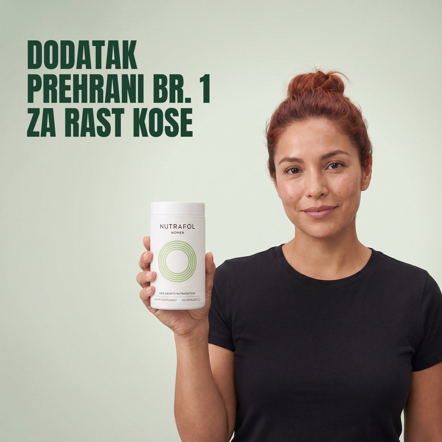Žena drži kutiju dodatka prehrani Nutrafol for Women 18-44 na zelenoj pozadini