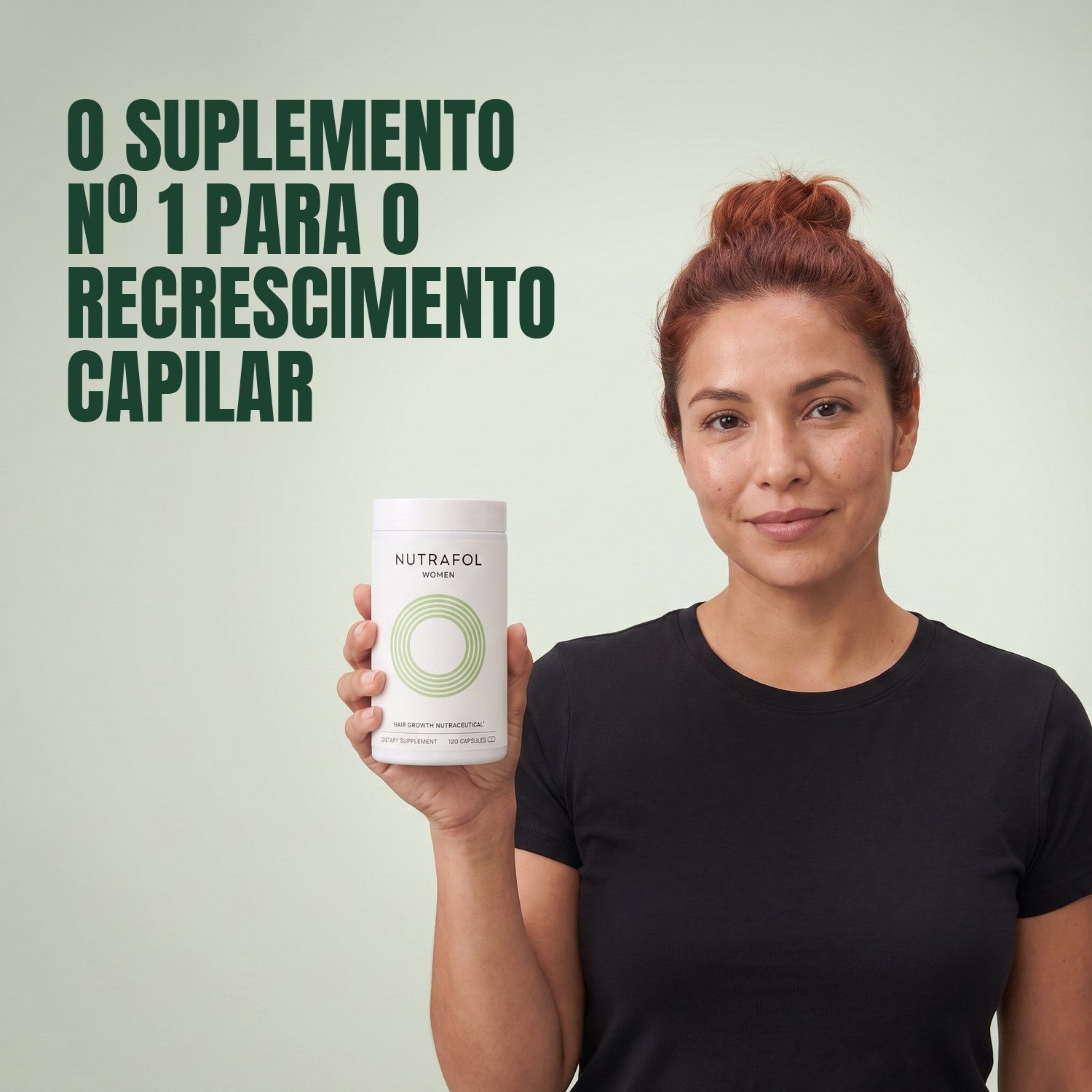 Mulher segurando a caixa de suplemento Nutrafol for Women 18-44 em fundo verde