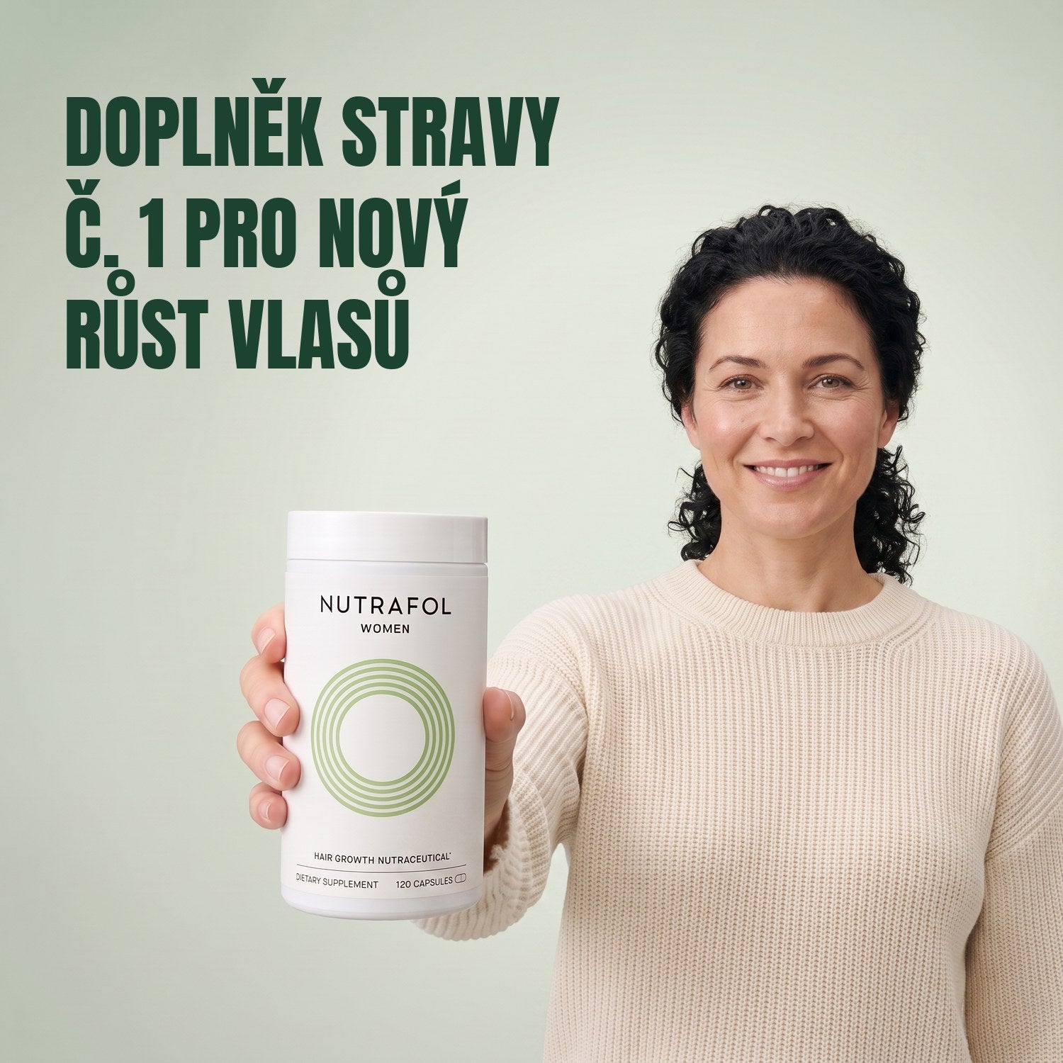Žena drží krabičku doplňku stravy Nutrafol for Women 18-44 na zeleném pozadí