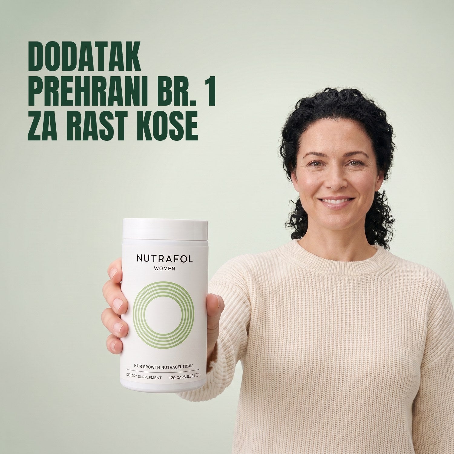 Žena drži kutiju dodatka prehrani Nutrafol for Women 18-44 na zelenoj pozadini