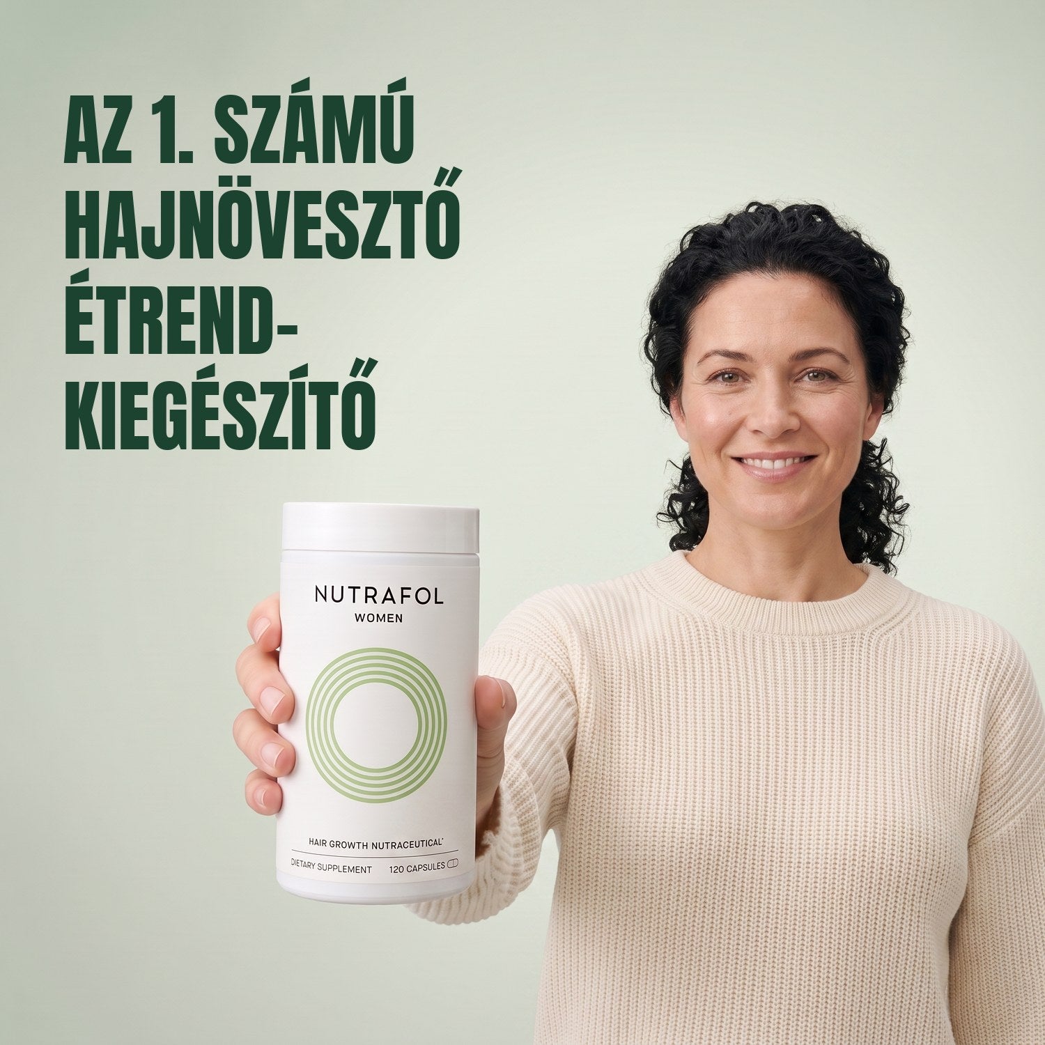 Nő tartja a Nutrafol for Women 18-44 étrend-kiegészítő dobozát, zöld háttér előtt