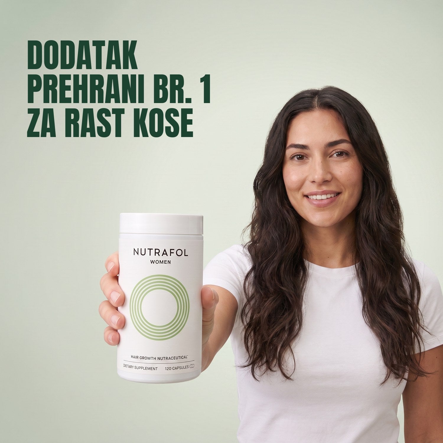 Žena drži kutiju dodatka prehrani Nutrafol for Women 18-44 na zelenoj pozadini