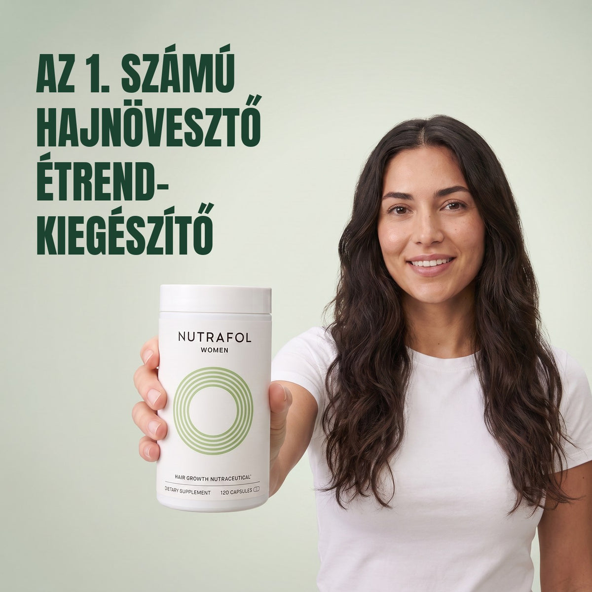 Nő tartja a Nutrafol for Women 18-44 étrend-kiegészítő dobozát, zöld háttér előtt