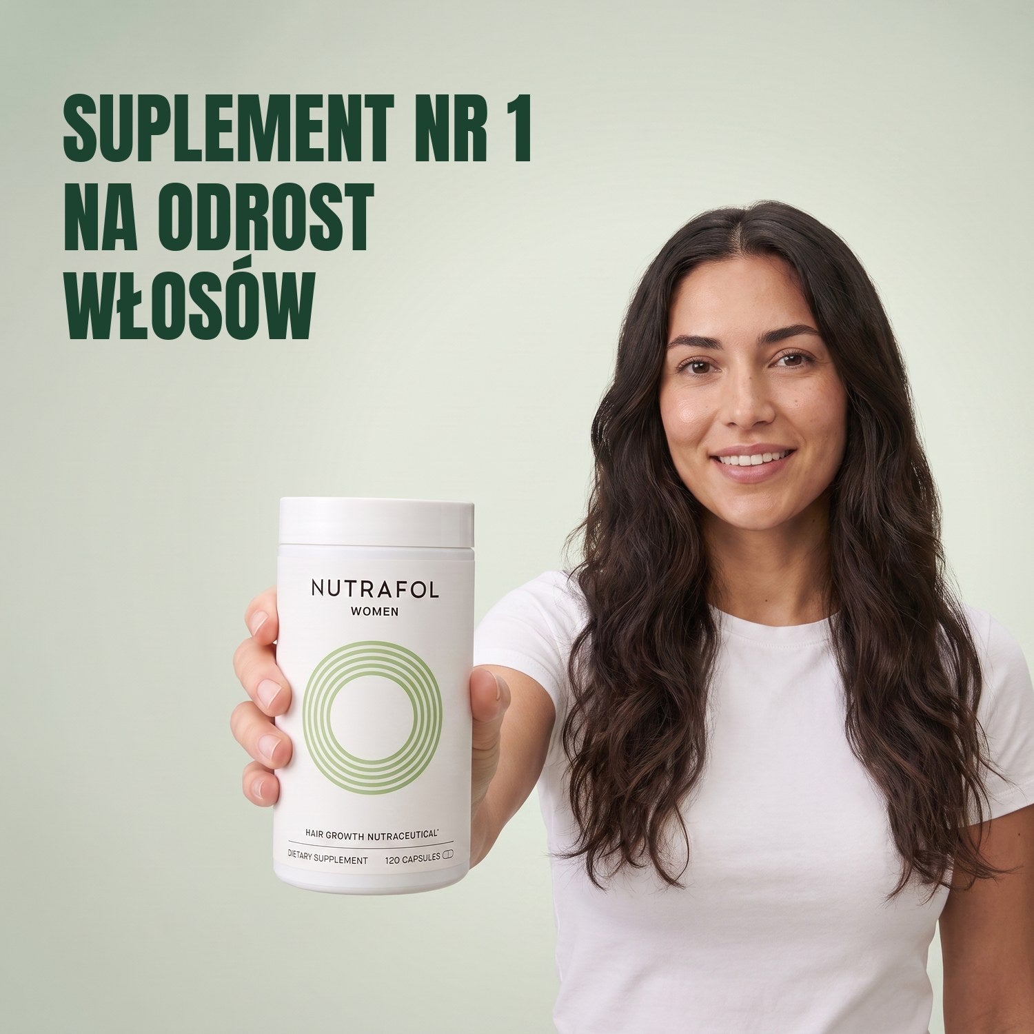 Kobieta trzyma pudełko suplementu Nutrafol for Women 18-44 na zielonym tle