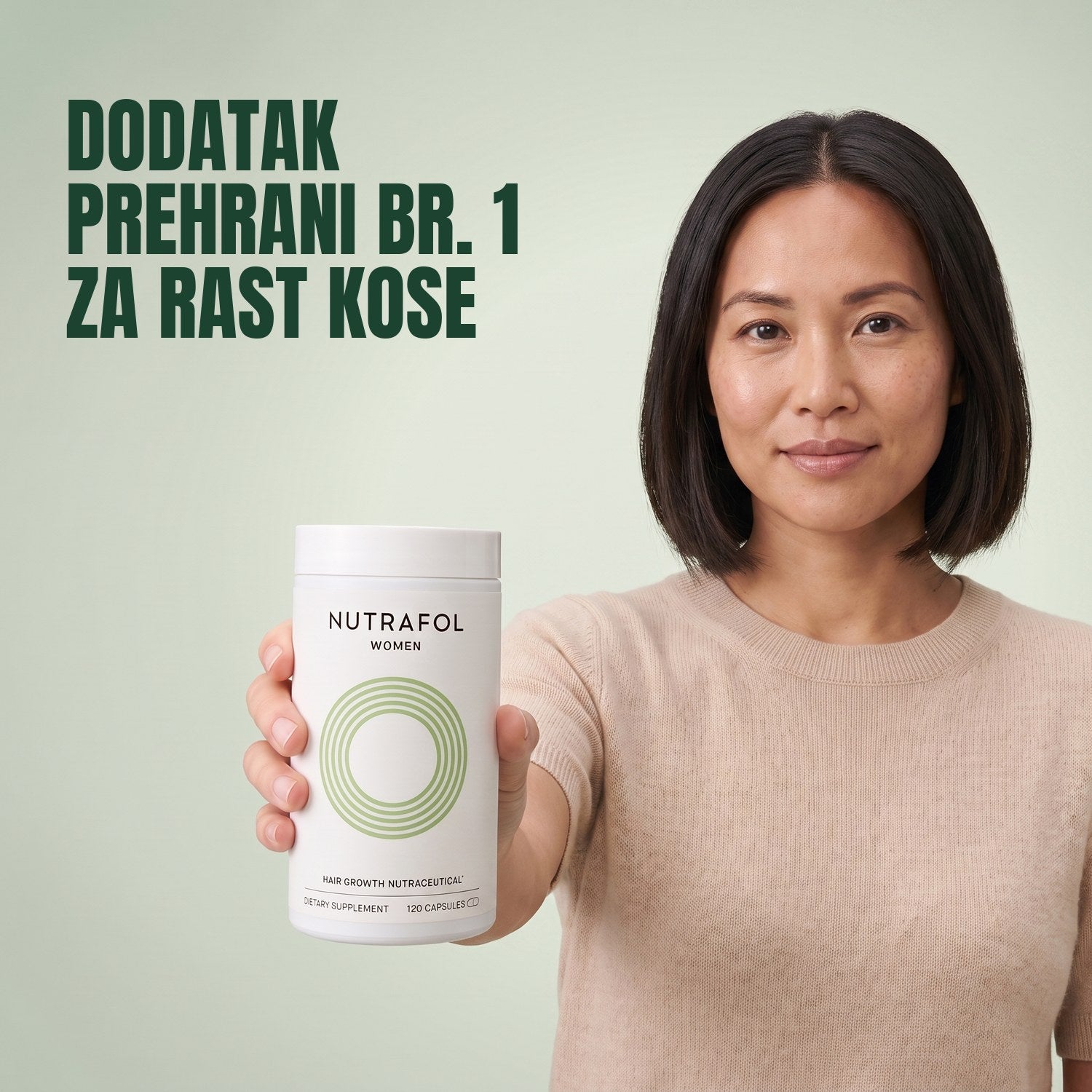 Žena drži kutiju dodatka prehrani Nutrafol for Women 18-44 na zelenoj pozadini
