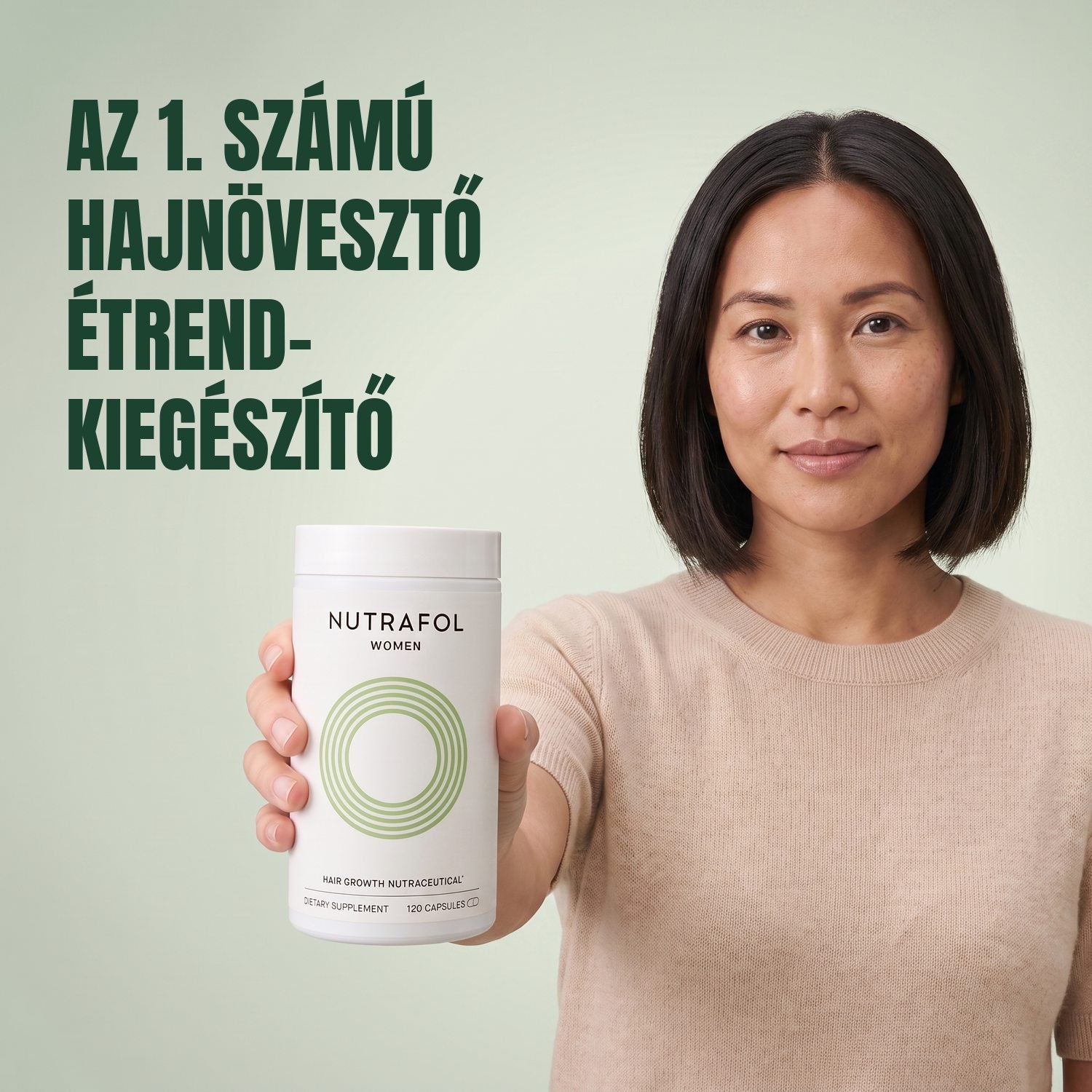 Nő tartja a Nutrafol for Women 18-44 étrend-kiegészítő dobozát, zöld háttér előtt