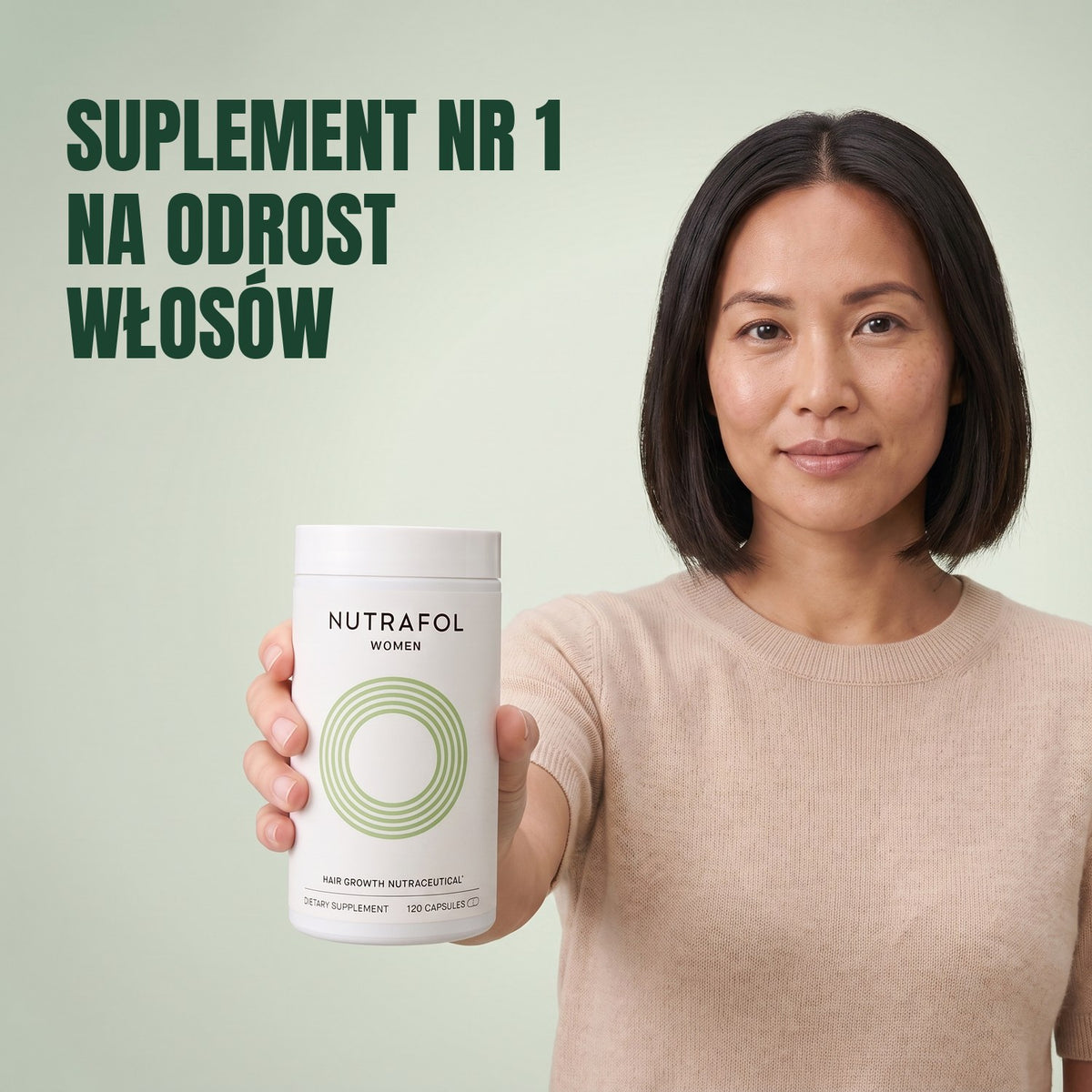 Kobieta trzyma pudełko suplementu Nutrafol for Women 18-44 na zielonym tle