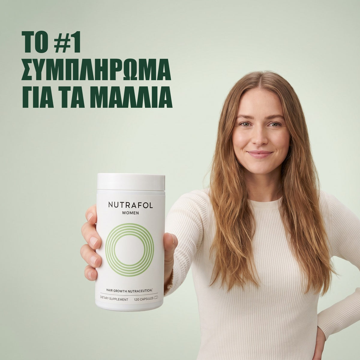 Γυναίκα κρατάει Nutrafol for Women 18-44 σε πράσινο φόντο