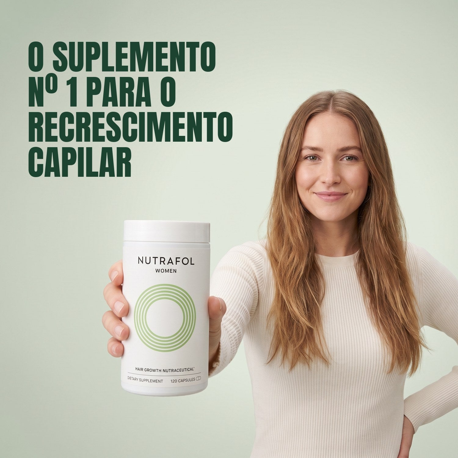 Mulher segurando Nutrafol for Women 18-44 contra um fundo verde