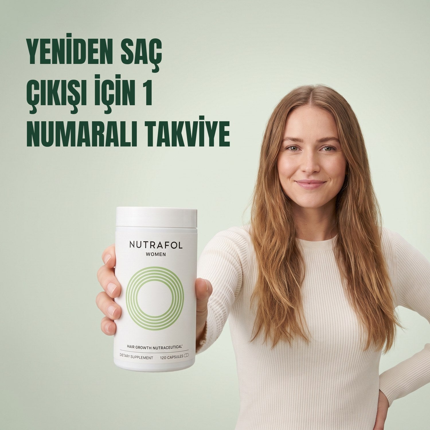 Yeşil arka planda elinde Nutrafol for Women 18-44 tutan kadın