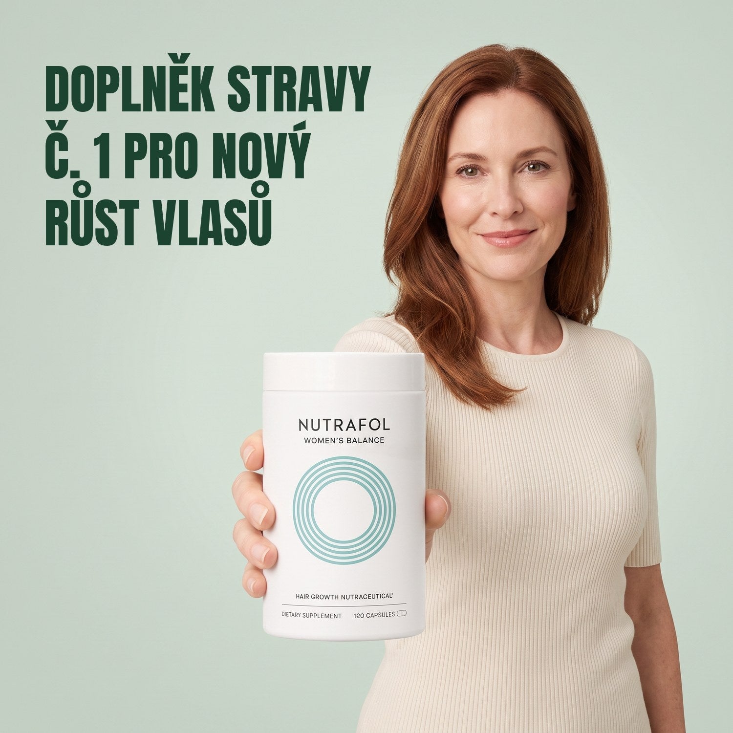 Žena drží Nutrafol for Women 45+ na zeleném pozadí