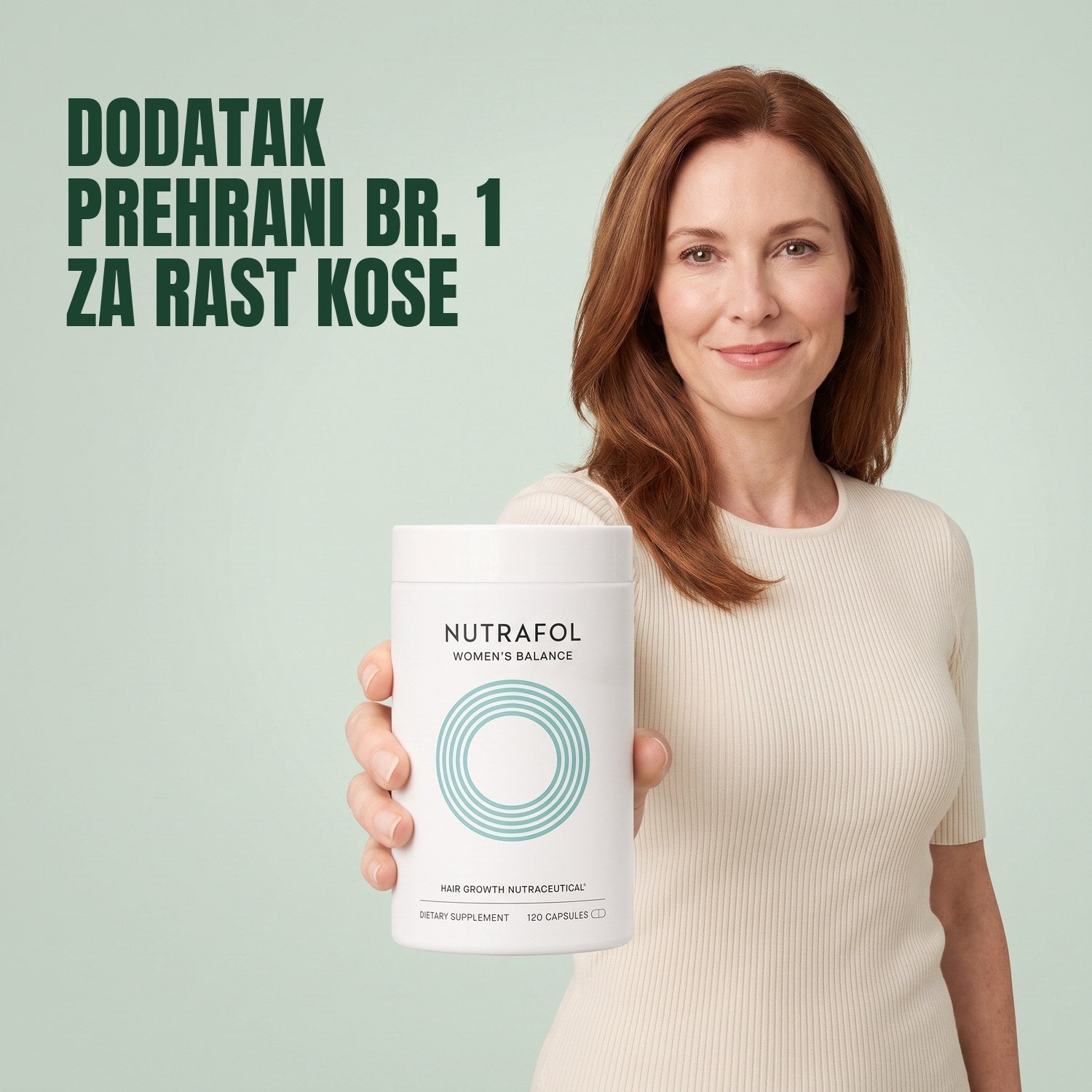 Žena drži Nutrafol for Women 45+ na zelenoj pozadini