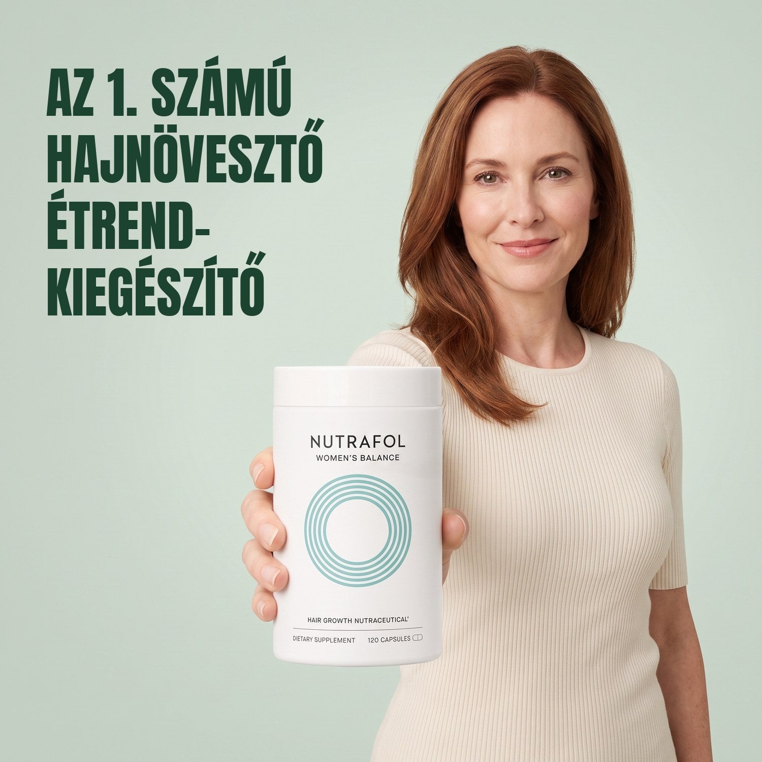 Nő a Nutrafol for Women 45+ terméket tartja zöld háttér előtt