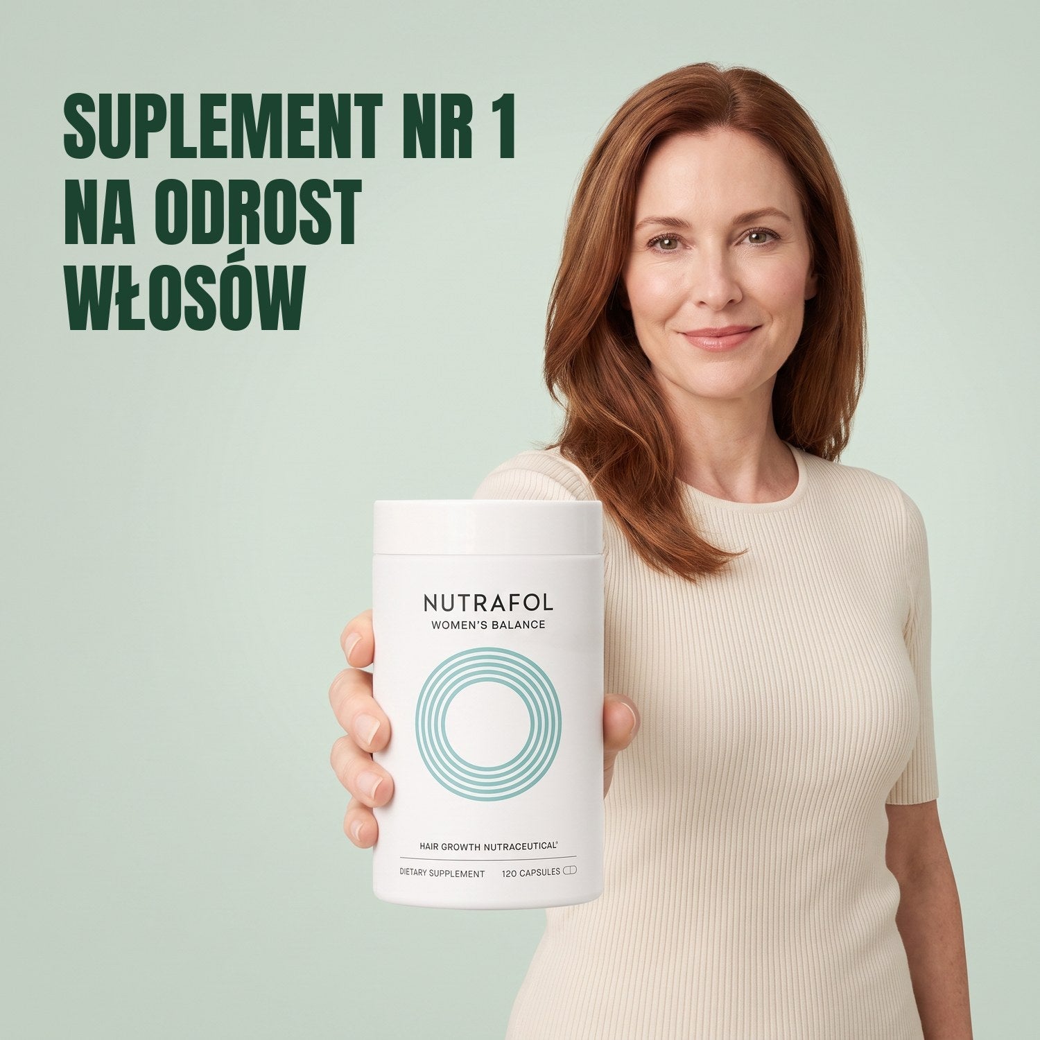 Kobieta trzyma Nutrafol for Women 45+ na tle zielonego tła