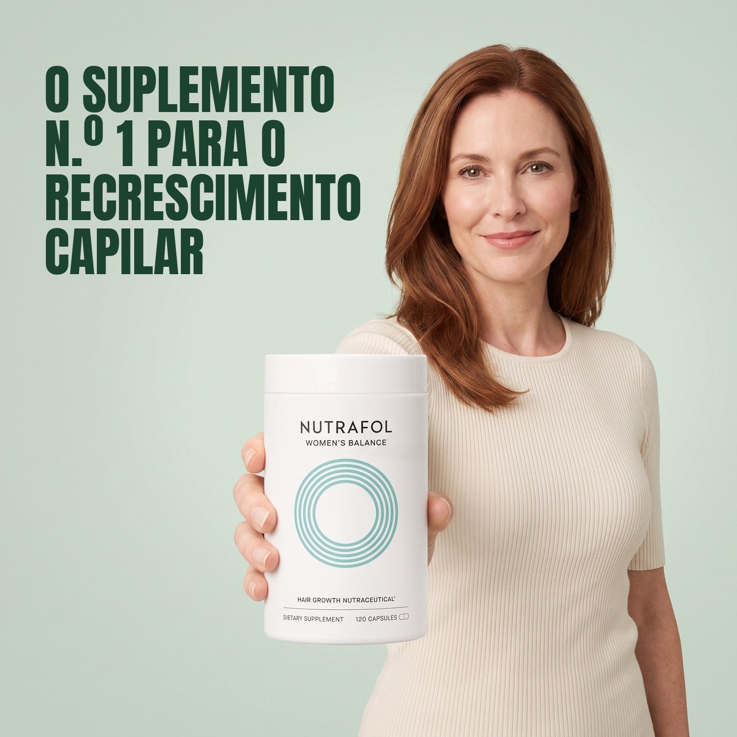Mulher a segurar Nutrafol para Mulher 45+ sobre fundo verde