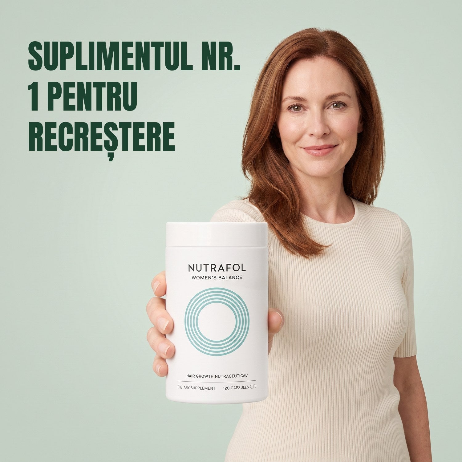 Femeie ținând Nutrafol for Women 45+ pe fundal verde