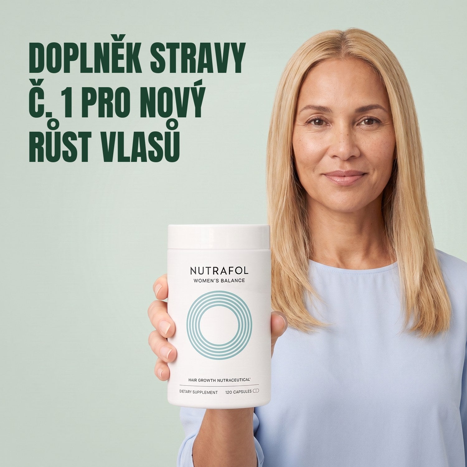 Žena drží krabičku doplňku stravy Nutrafol for Women 45+ na zeleném pozadí
