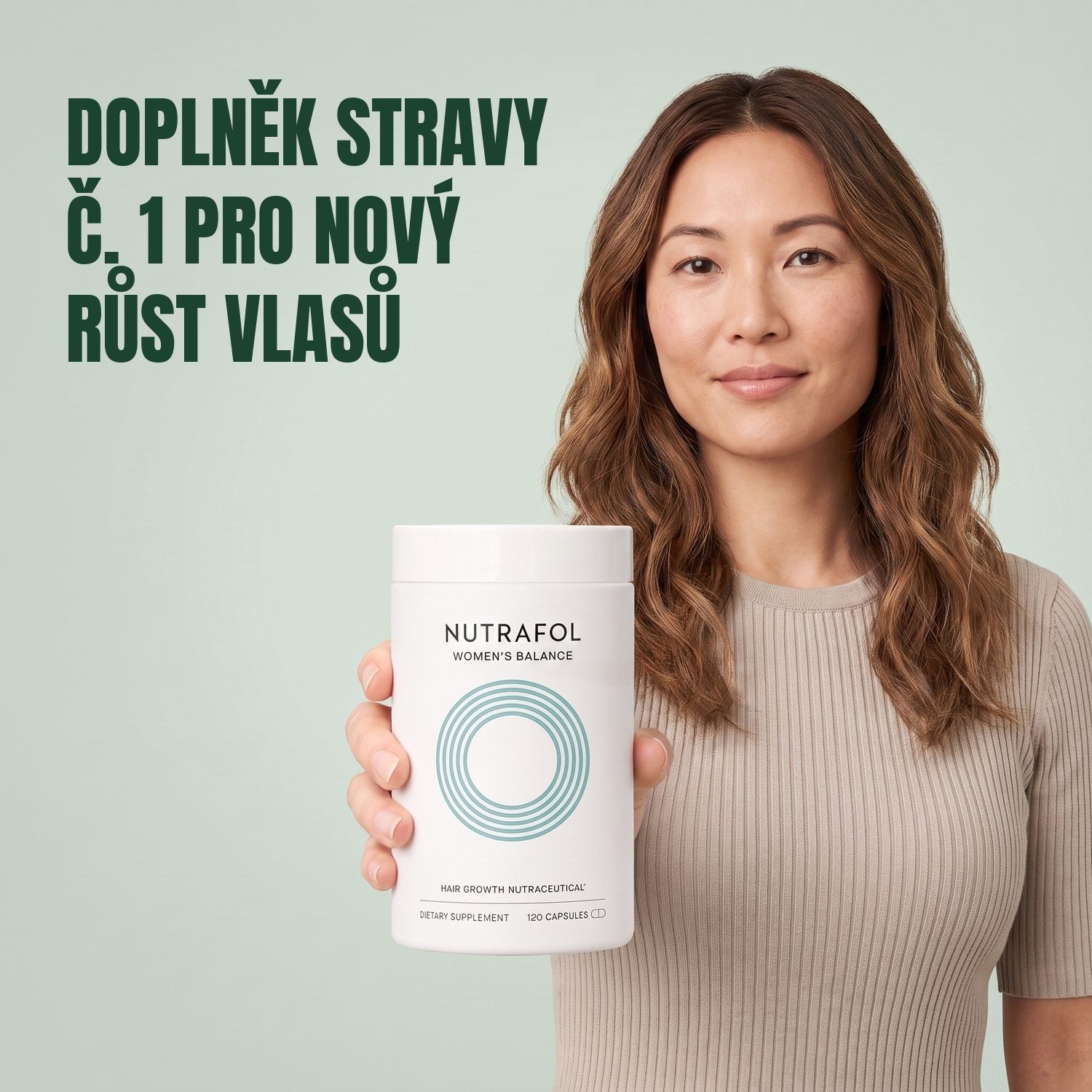 Žena drží krabičku doplňku stravy Nutrafol for Women 45+ na zeleném pozadí