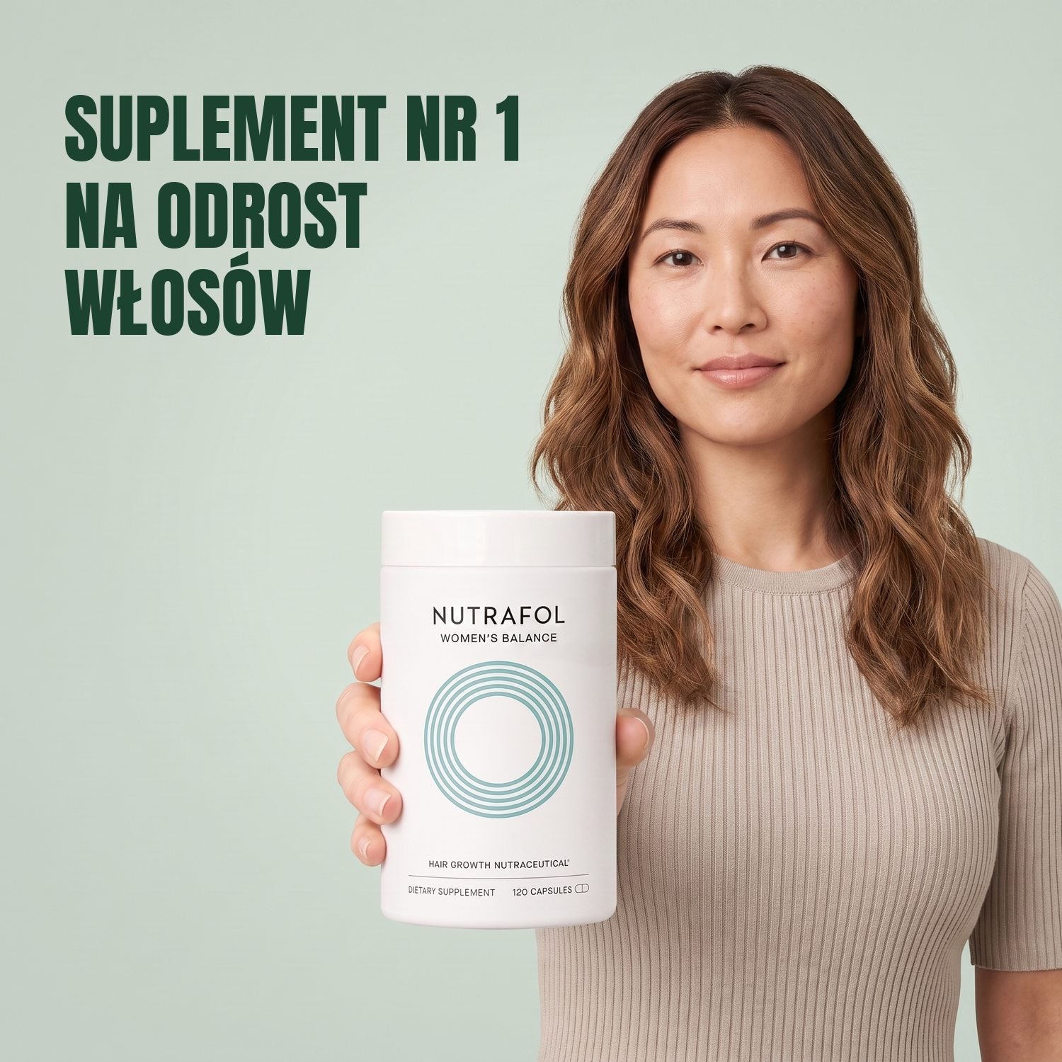 Kobieta trzyma pudełko suplementu Nutrafol for Women 45+ na zielonym tle