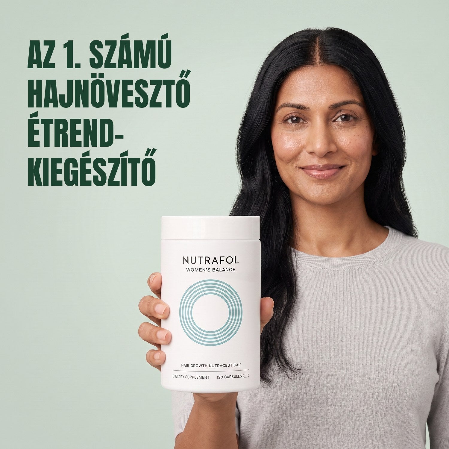 Nő tartja a Nutrafol for Women 45+ étrend-kiegészítő dobozát, zöld háttér előtt