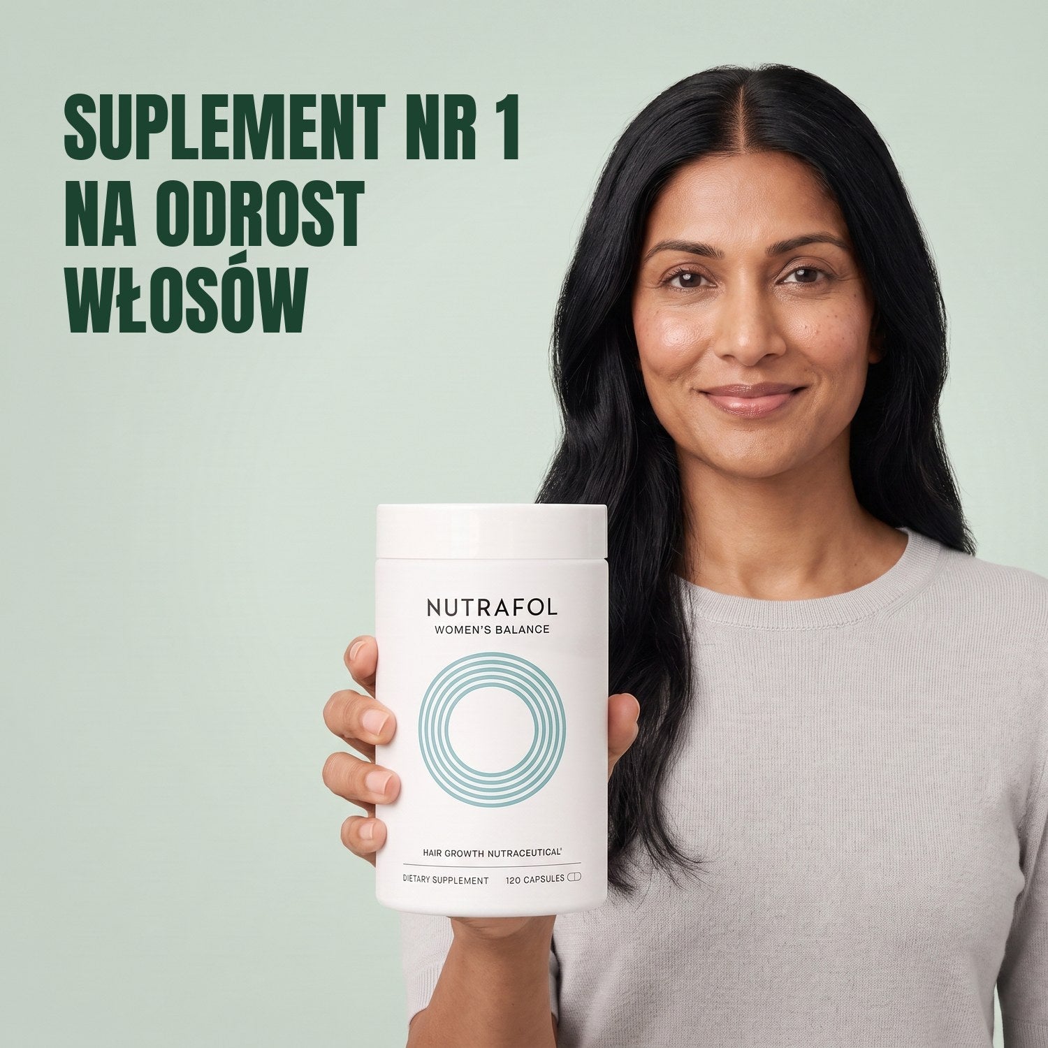 Kobieta trzyma pudełko suplementu Nutrafol for Women 45+ na zielonym tle