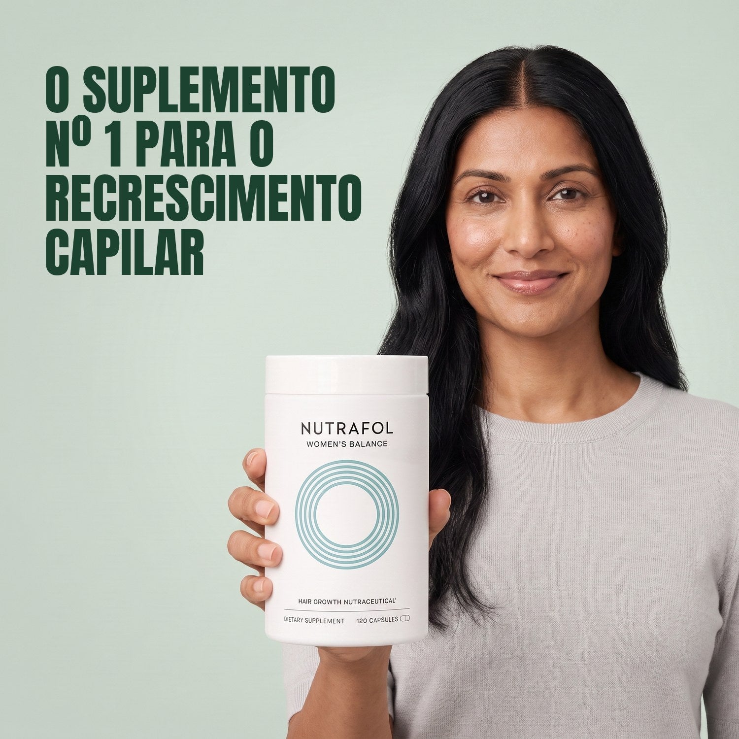 Mulher segurando a caixa de suplemento Nutrafol for Women 45+ em fundo verde