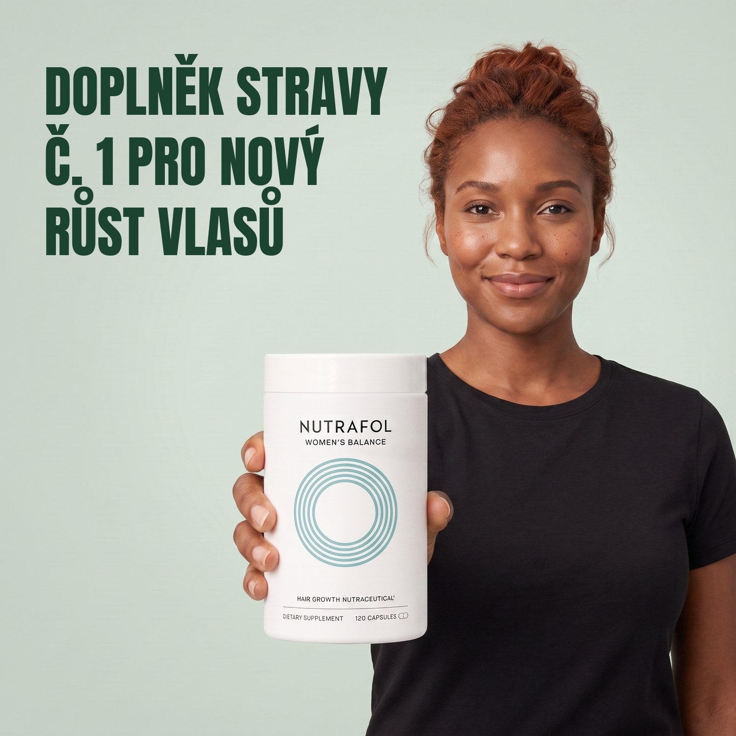 Žena drží krabičku doplňku stravy Nutrafol for Women 45+ na zeleném pozadí