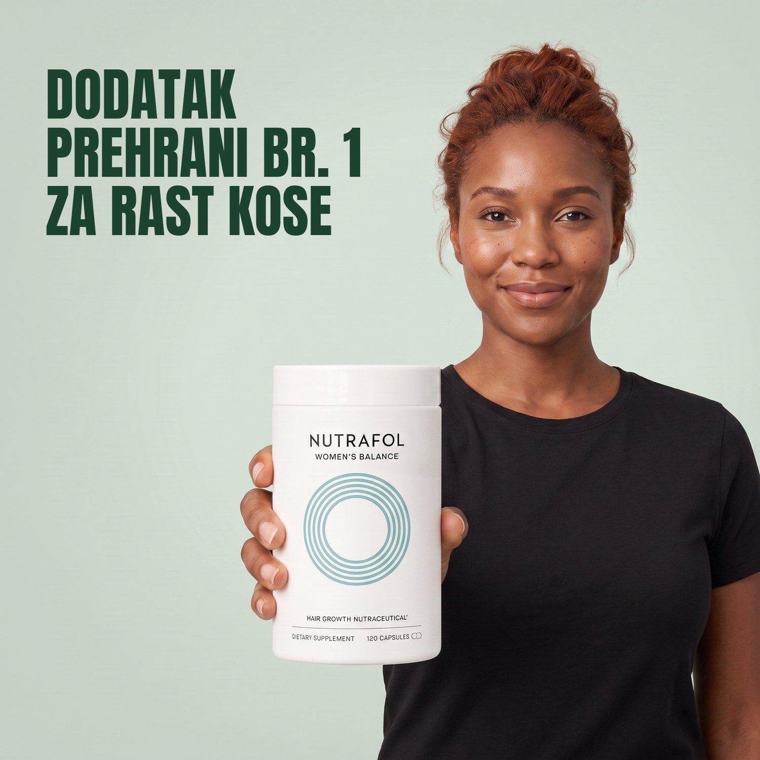 Žena drži kutiju dodatka prehrani Nutrafol for Women 45+ na zelenoj pozadini