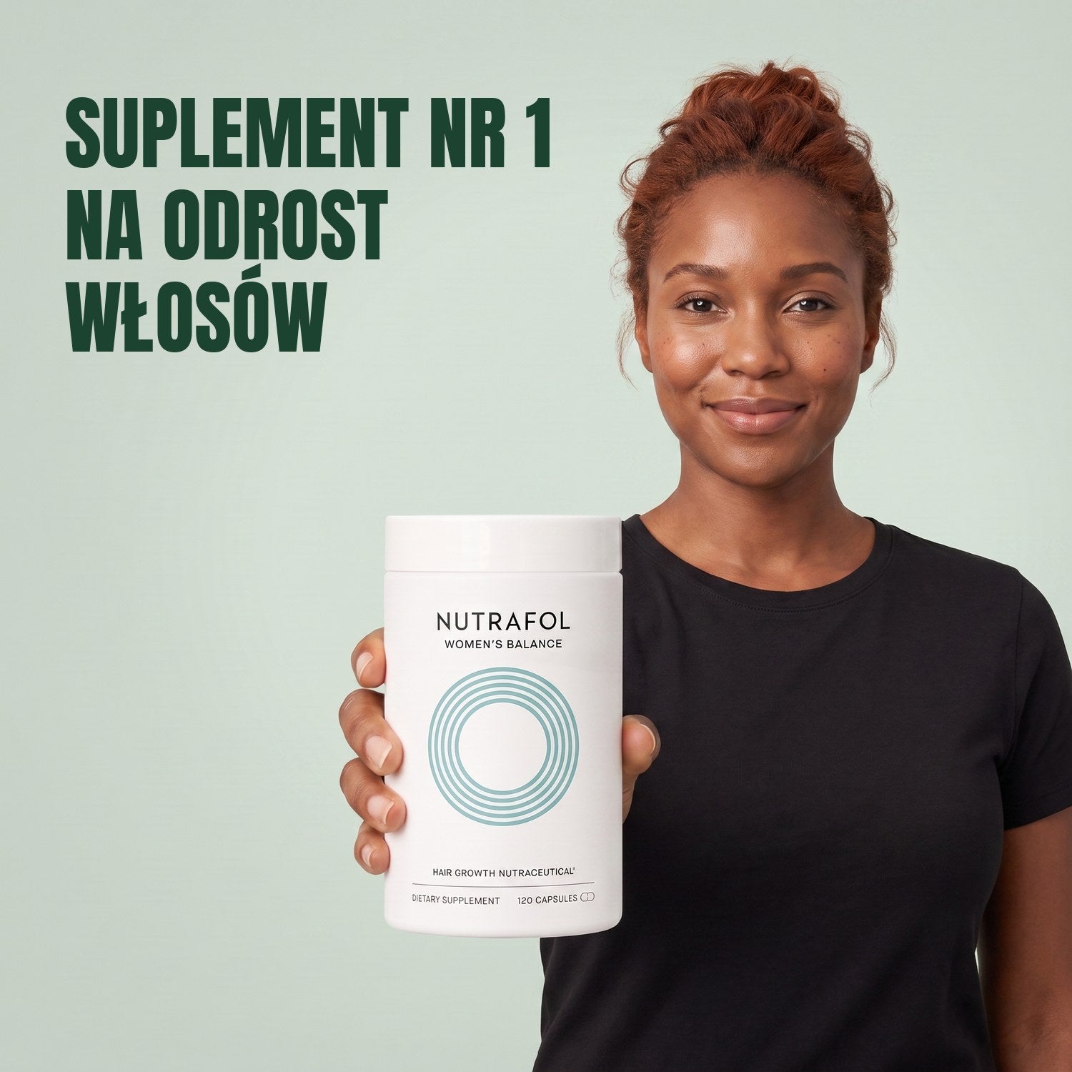 Kobieta trzyma pudełko suplementu Nutrafol for Women 45+ na zielonym tle