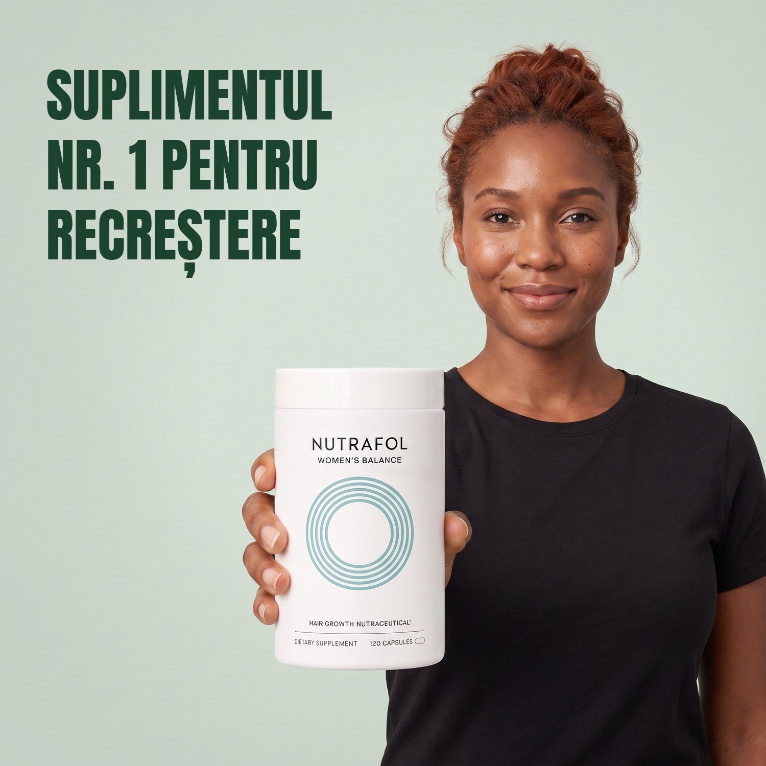 Femeie ținând în mână cutia de suplimente Nutrafol for Women 45+, pe fundal verde