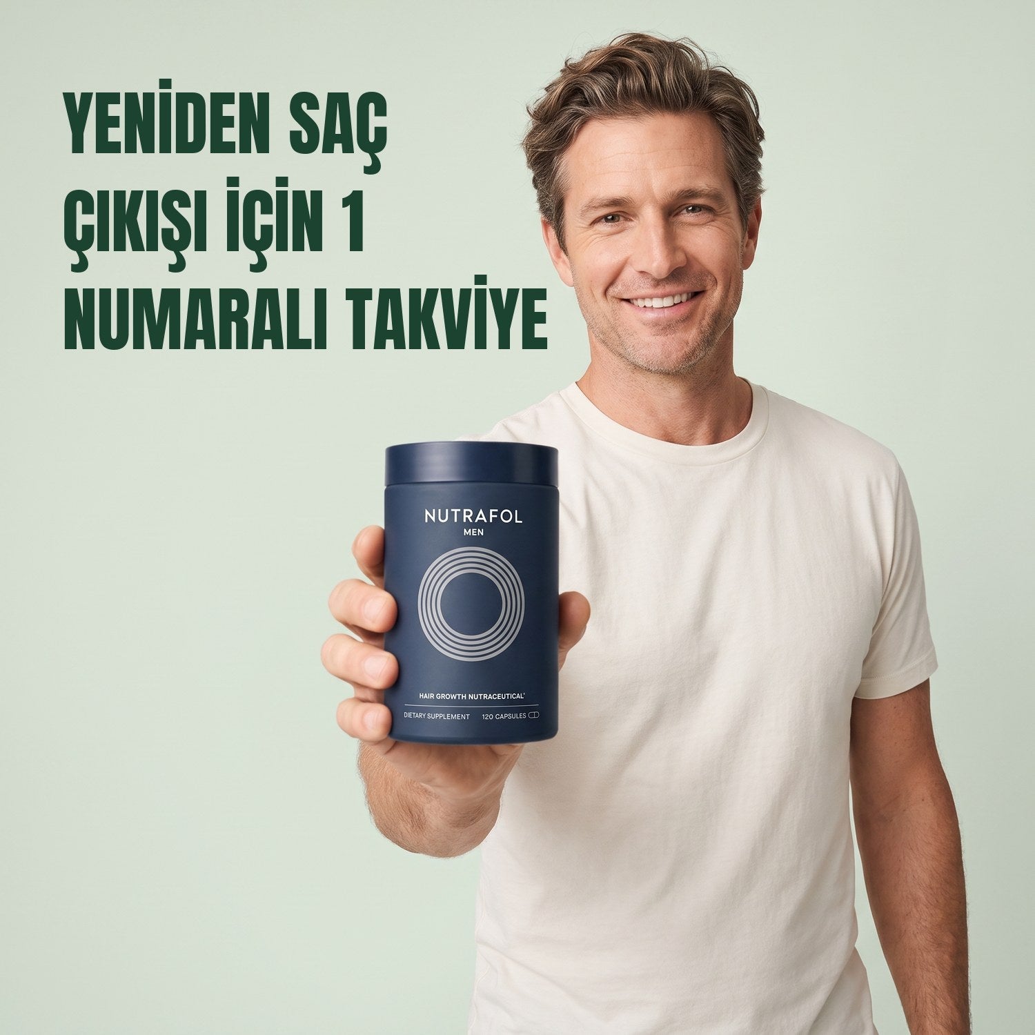 Yeşil arka planda elinde Nutrafol for Men tutan erkek