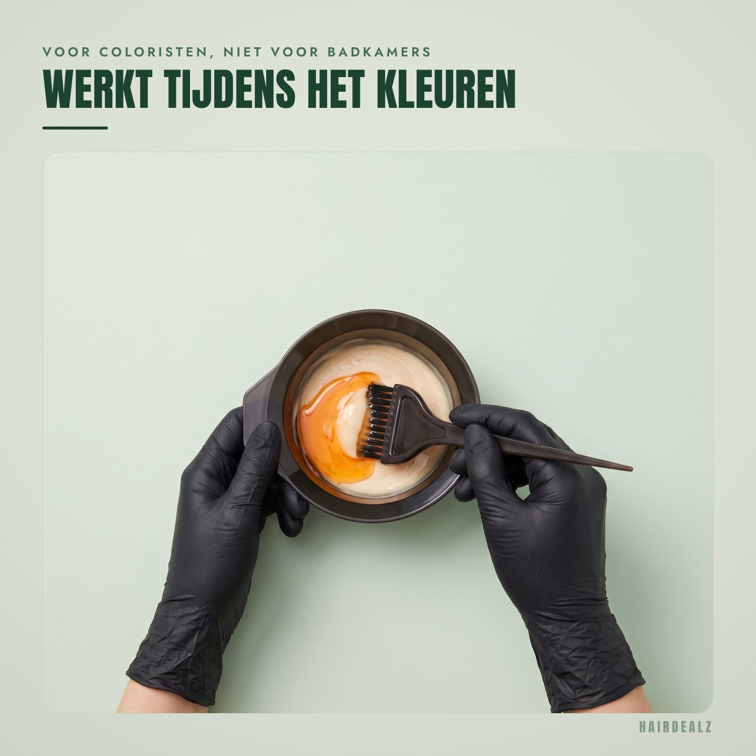 Olaplex No.1 in gebruik tegen een groene achtergrond