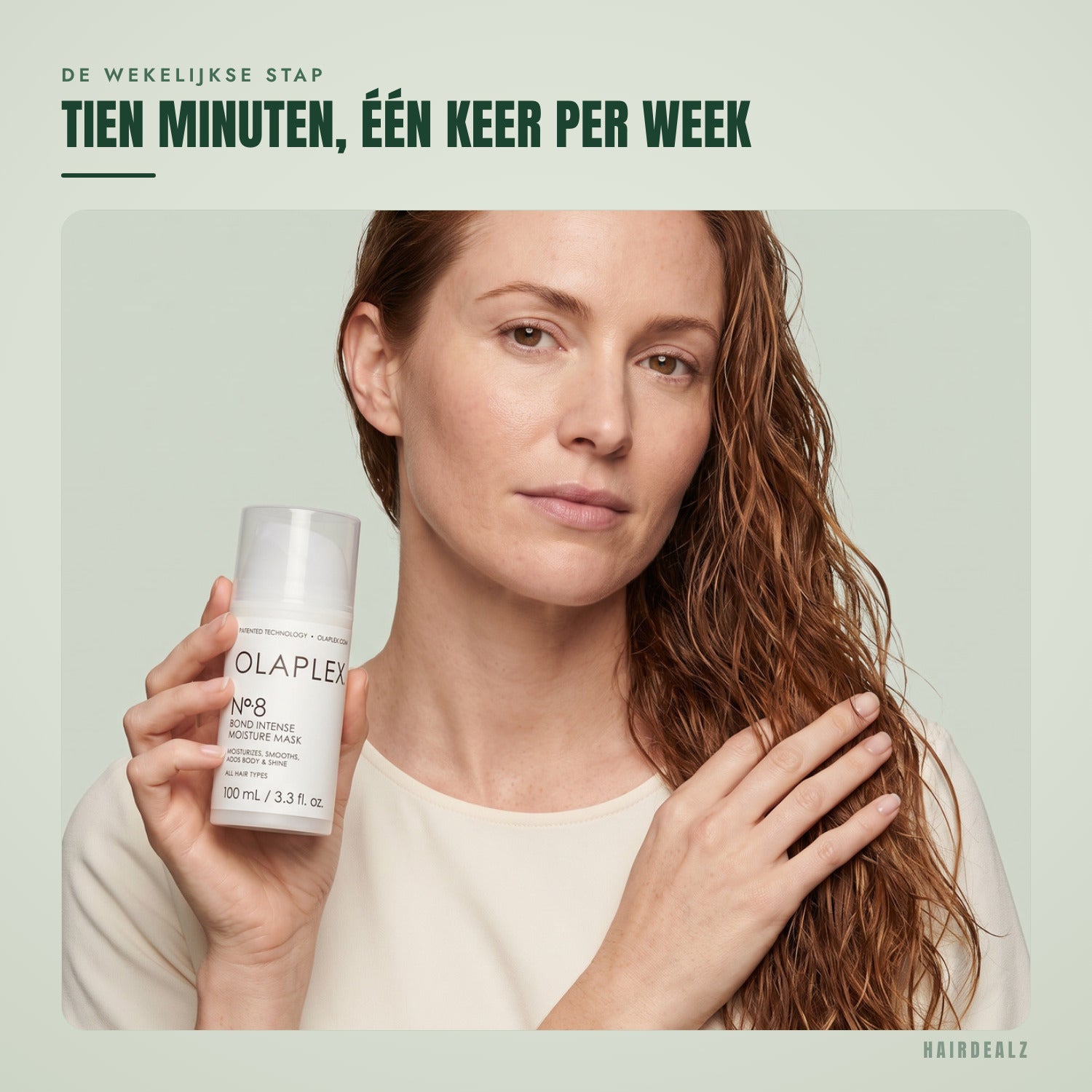 Olaplex No.8 in gebruik tegen een groene achtergrond