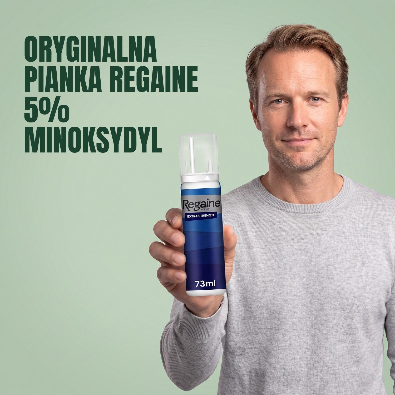 Mężczyzna trzyma opakowanie pianki Regaine for Men Minoxidil 5% na zielonym tle