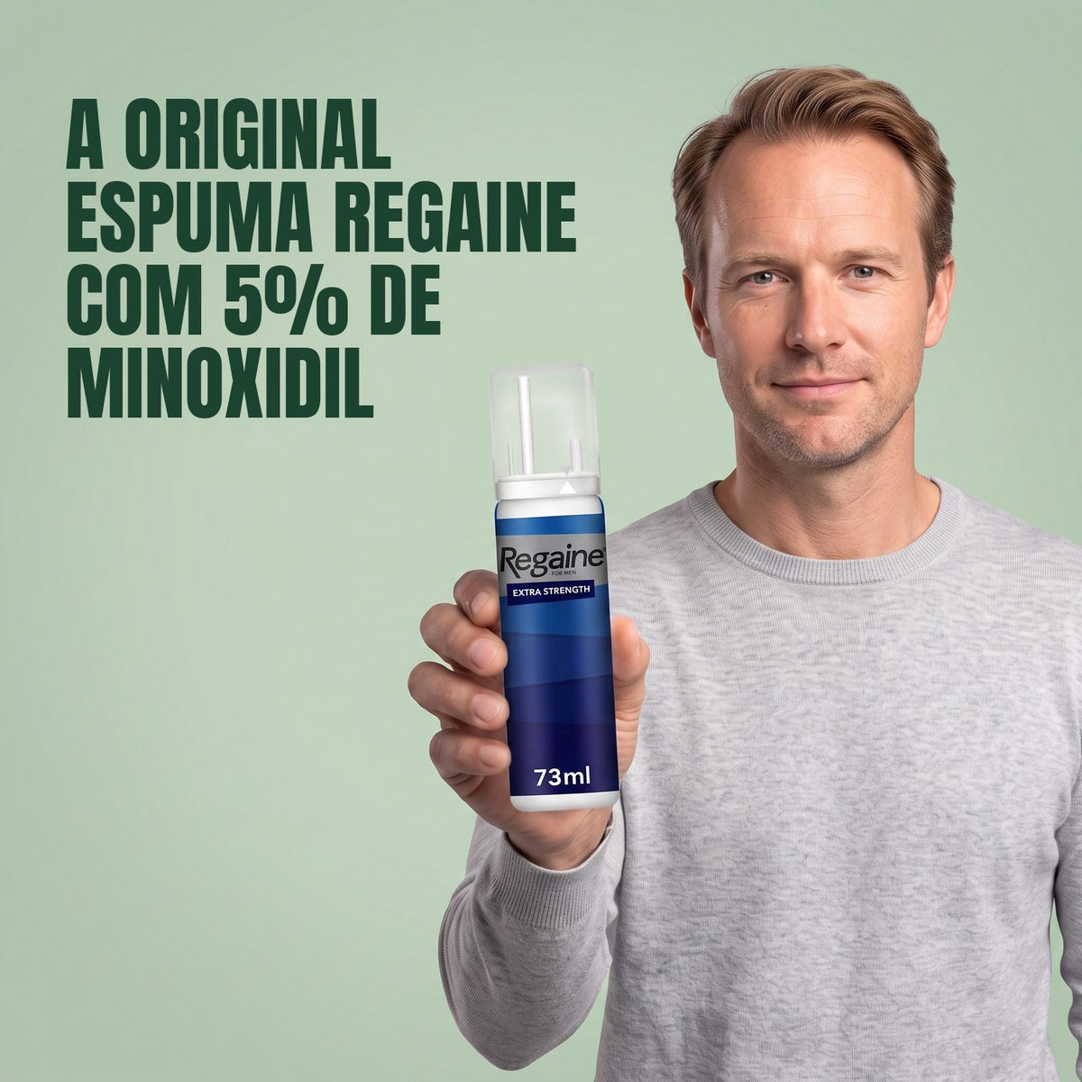 Homem segurando a embalagem de espuma Regaine for Men Minoxidil 5% em fundo verde