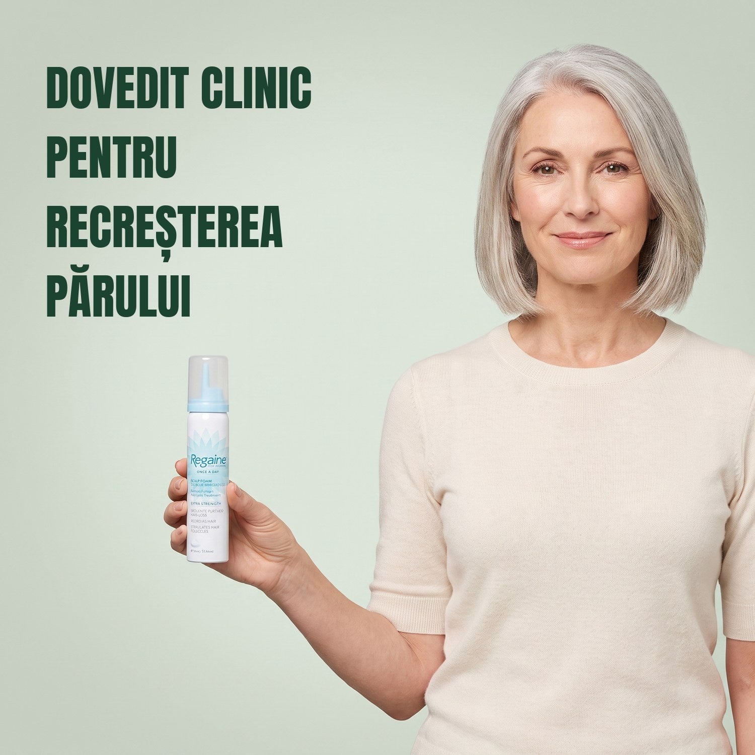 Femeie ținând o cutie de spumă Regaine for Women Minoxidil 5% pe fundal verde