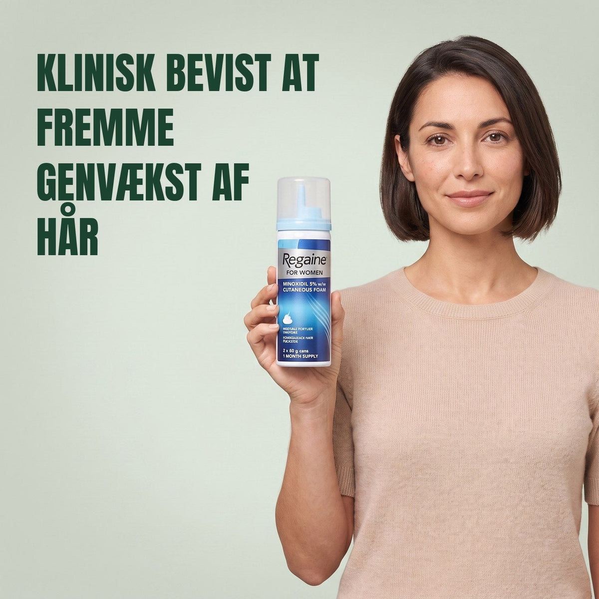 Kvinde holder æsken med Regaine for Women Minoxidil 5% skum og en skumdåse mod en grøn baggrund