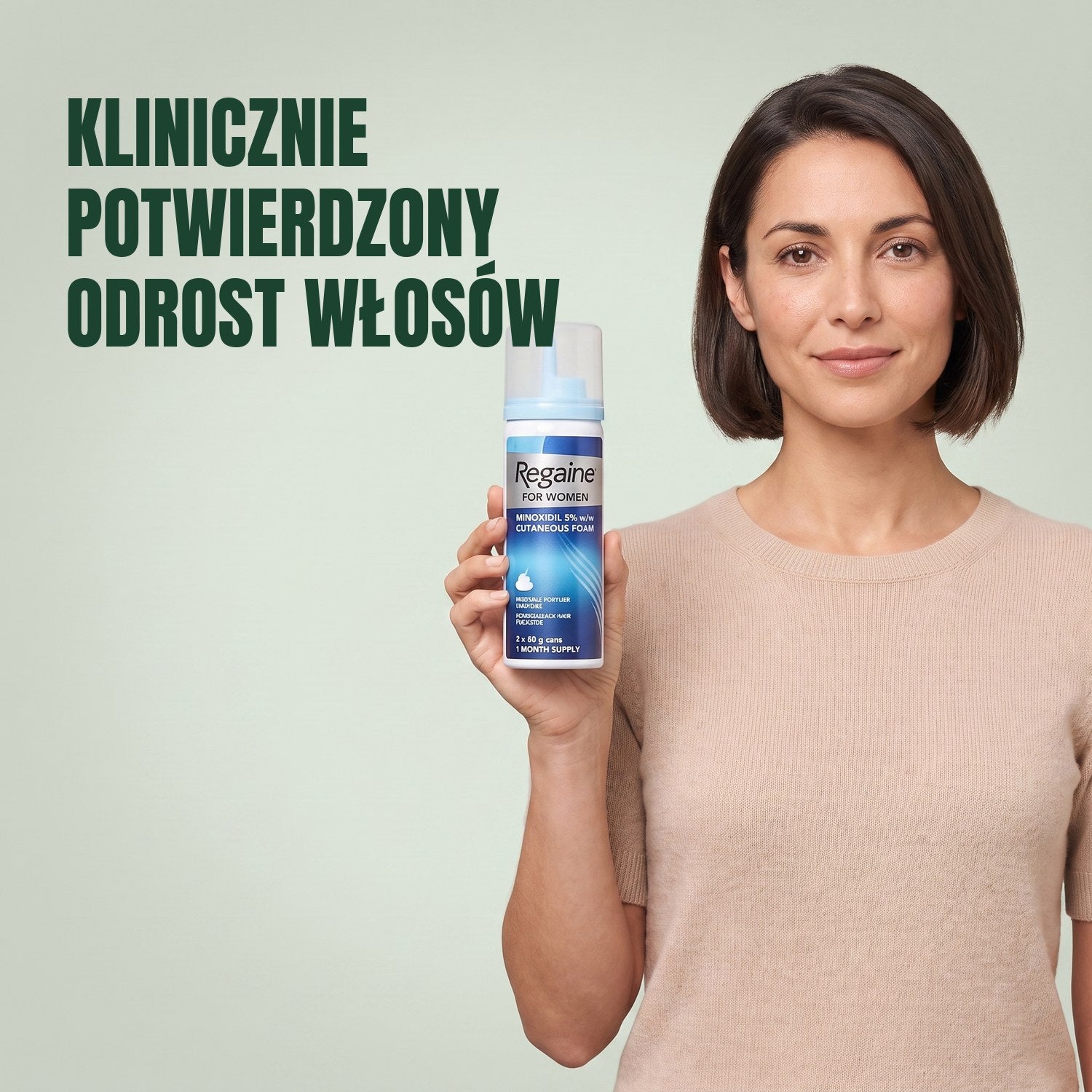 Kobieta trzyma pudełko pianki Regaine for Women Minoxidil 5% z puszką pianki na zielonym tle