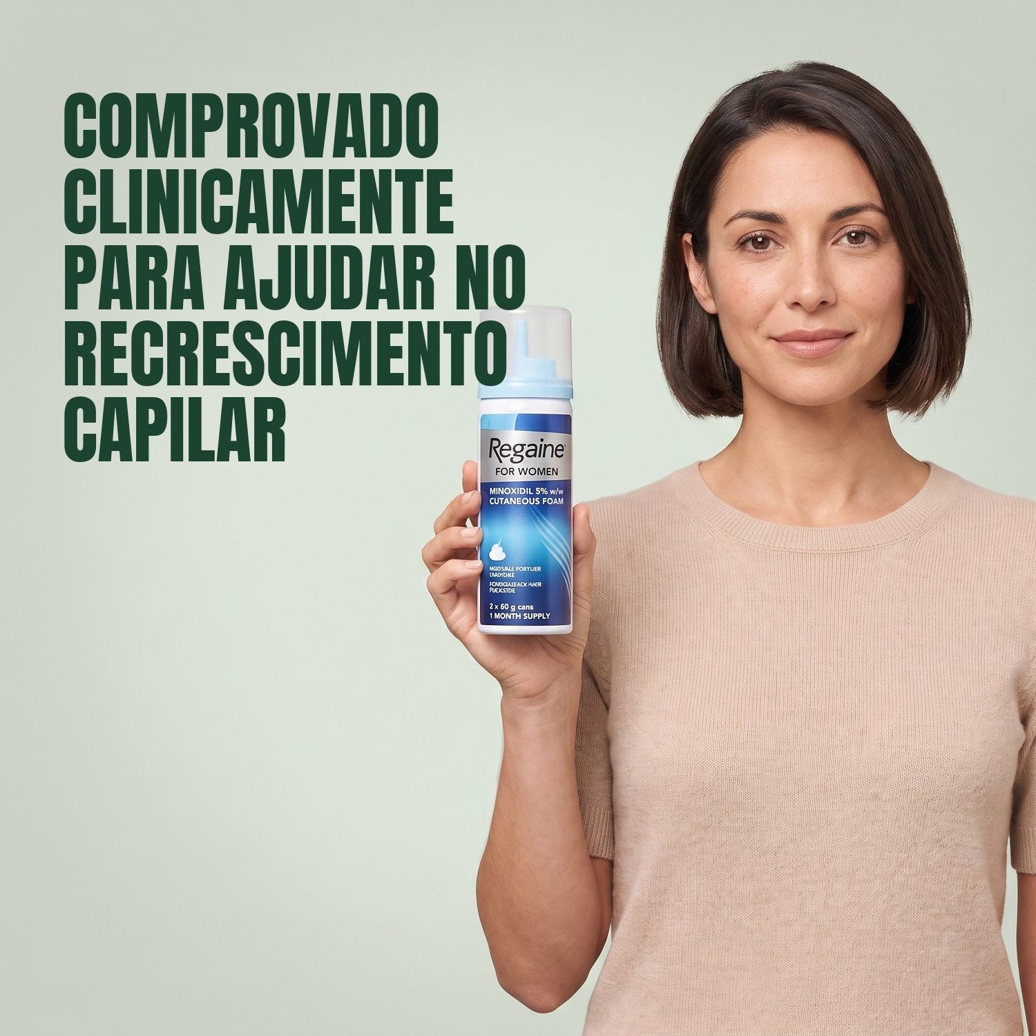 Mulher segurando a caixa de espuma Regaine for Women Minoxidil 5% com uma lata de espuma em fundo verde