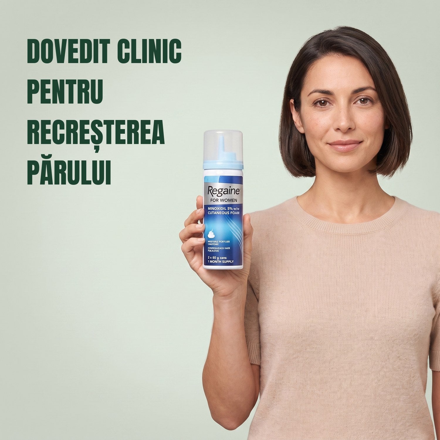 Femeie ținând în mână cutia Regaine for Women Minoxidil 5% spumă, cu o cutie de spumă alături, pe fundal verde
