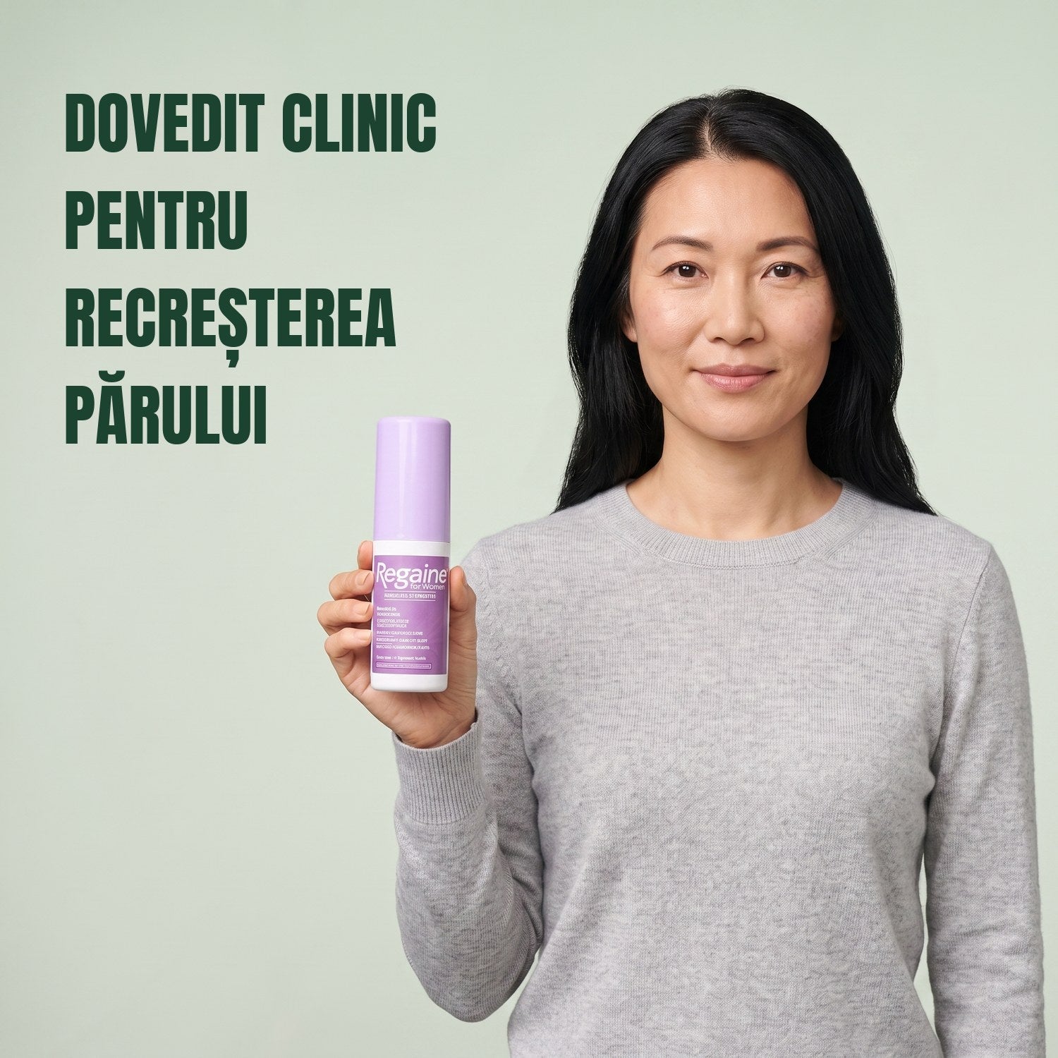 Femeie ținând în mână pachetul Regaine for Women Minoxidil 2% loțiune, pe fundal verde