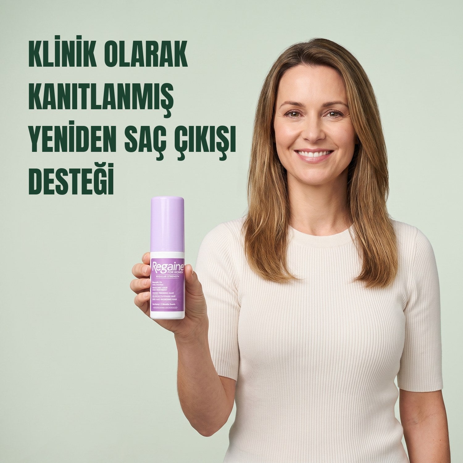 Yeşil arka planda elinde Regaine for Women Minoksidil %2 solüsyon şişesi tutan kadın