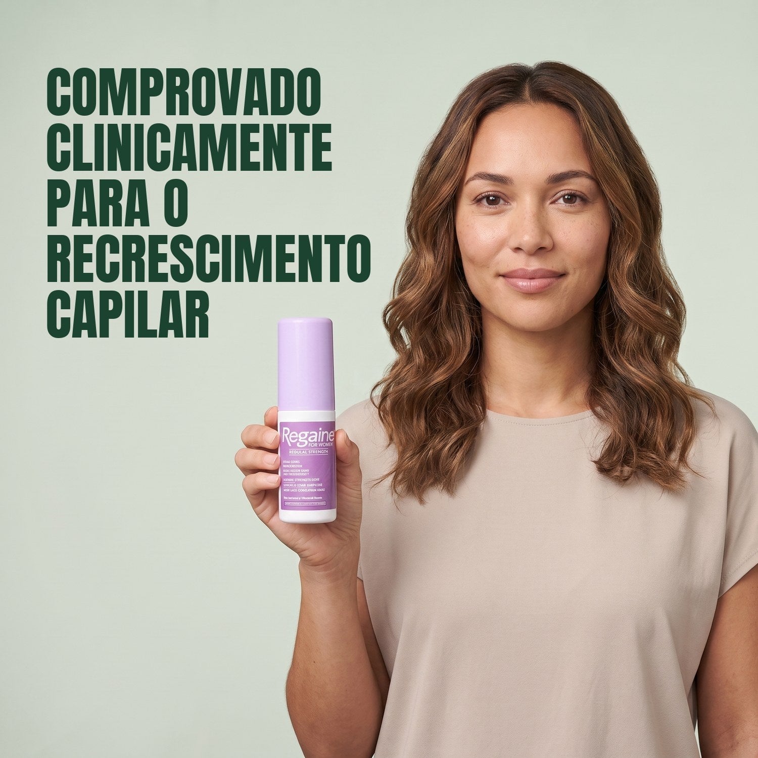 Mulher segurando a embalagem de loção Regaine for Women Minoxidil 2% em fundo verde