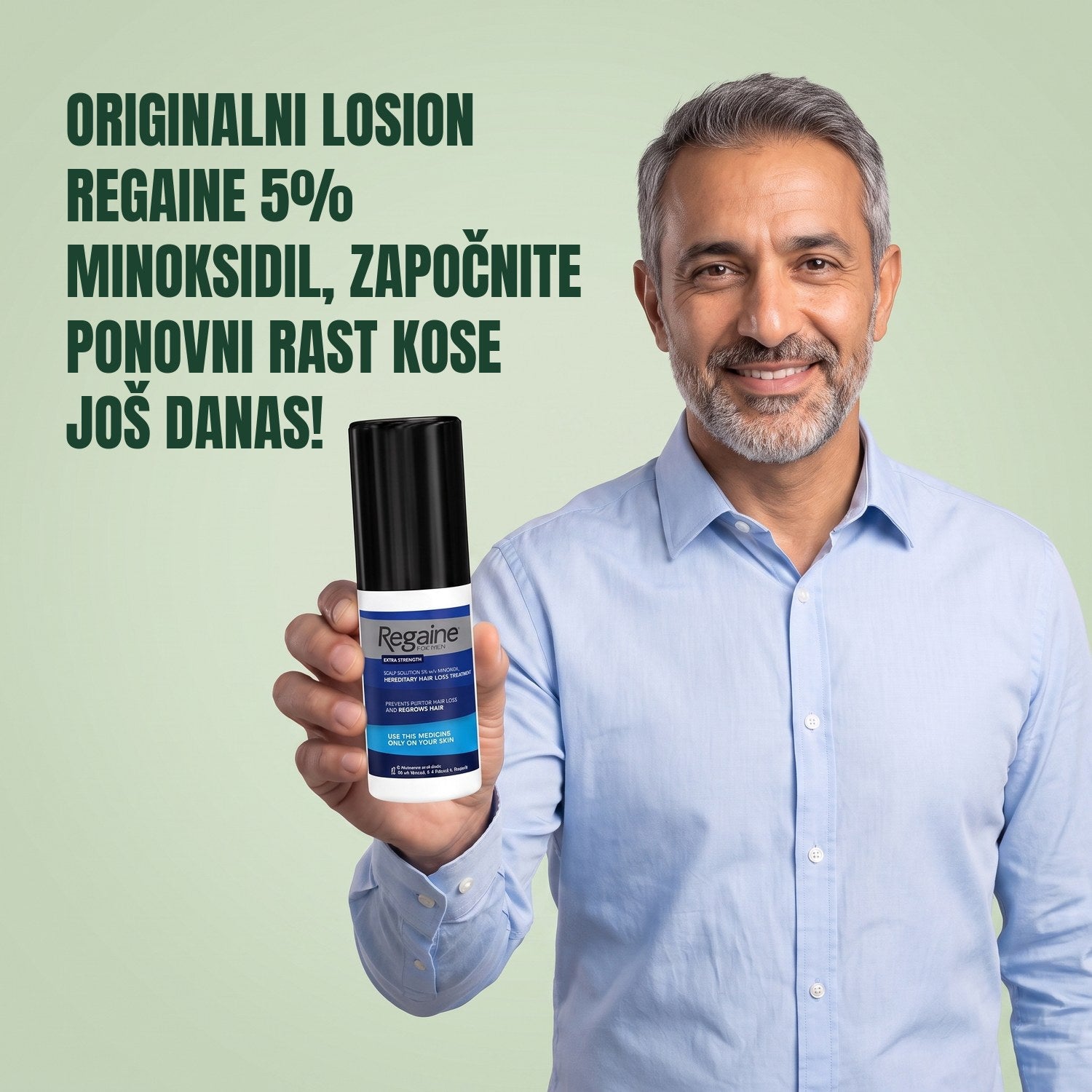 Muškarac drži pakiranje Regaine for Men Minoxidil 5% losiona na zelenoj pozadini