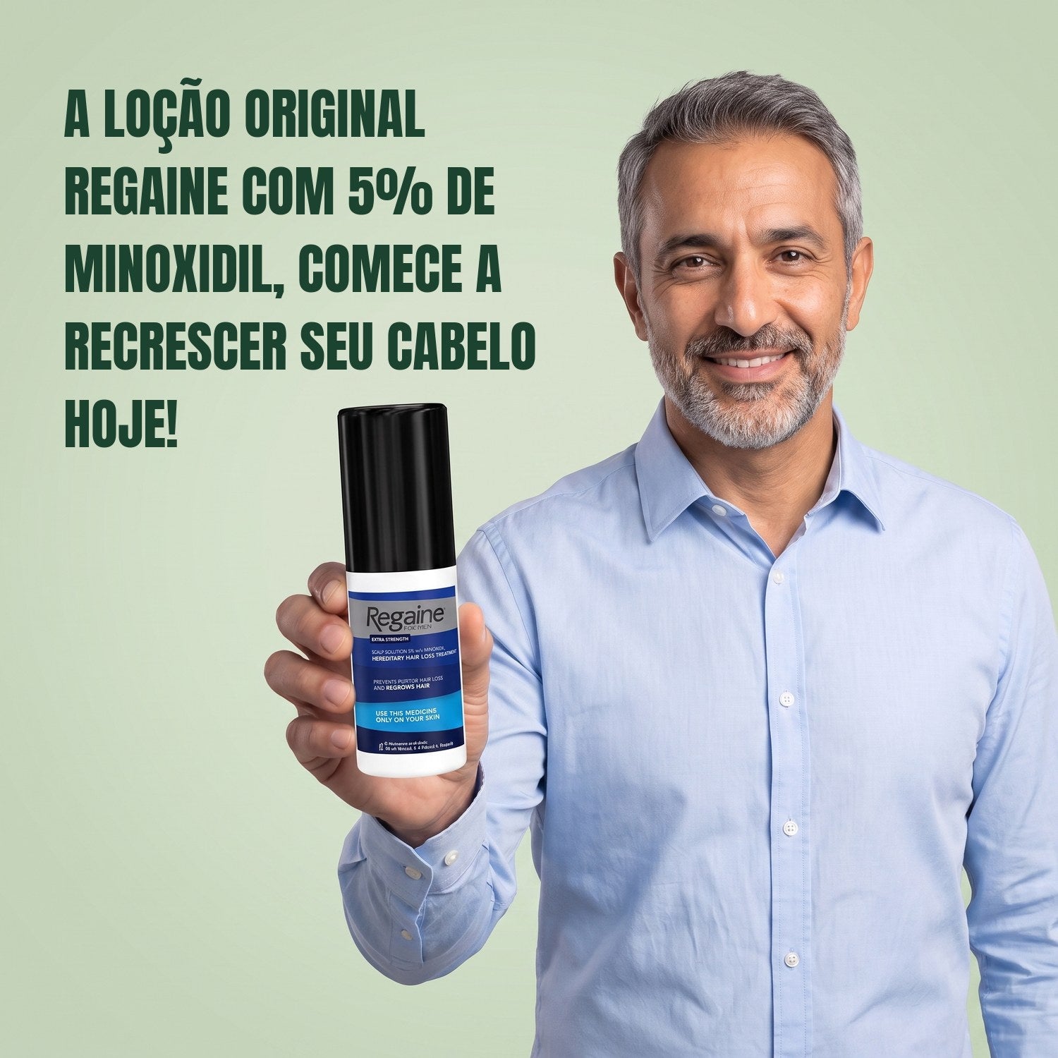 Homem segurando a embalagem de loção Regaine for Men Minoxidil 5% em fundo verde