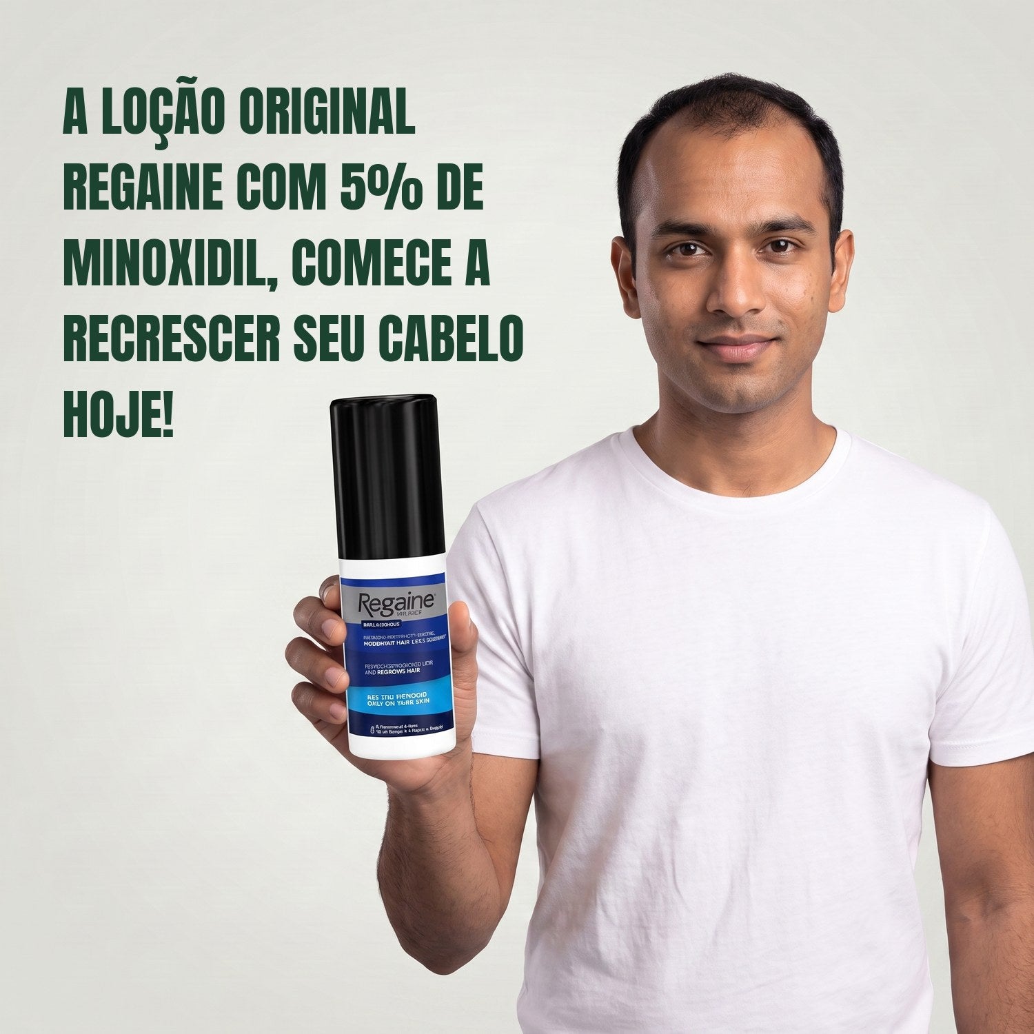 Homem segurando a embalagem de loção Regaine for Men Minoxidil 5% em fundo verde